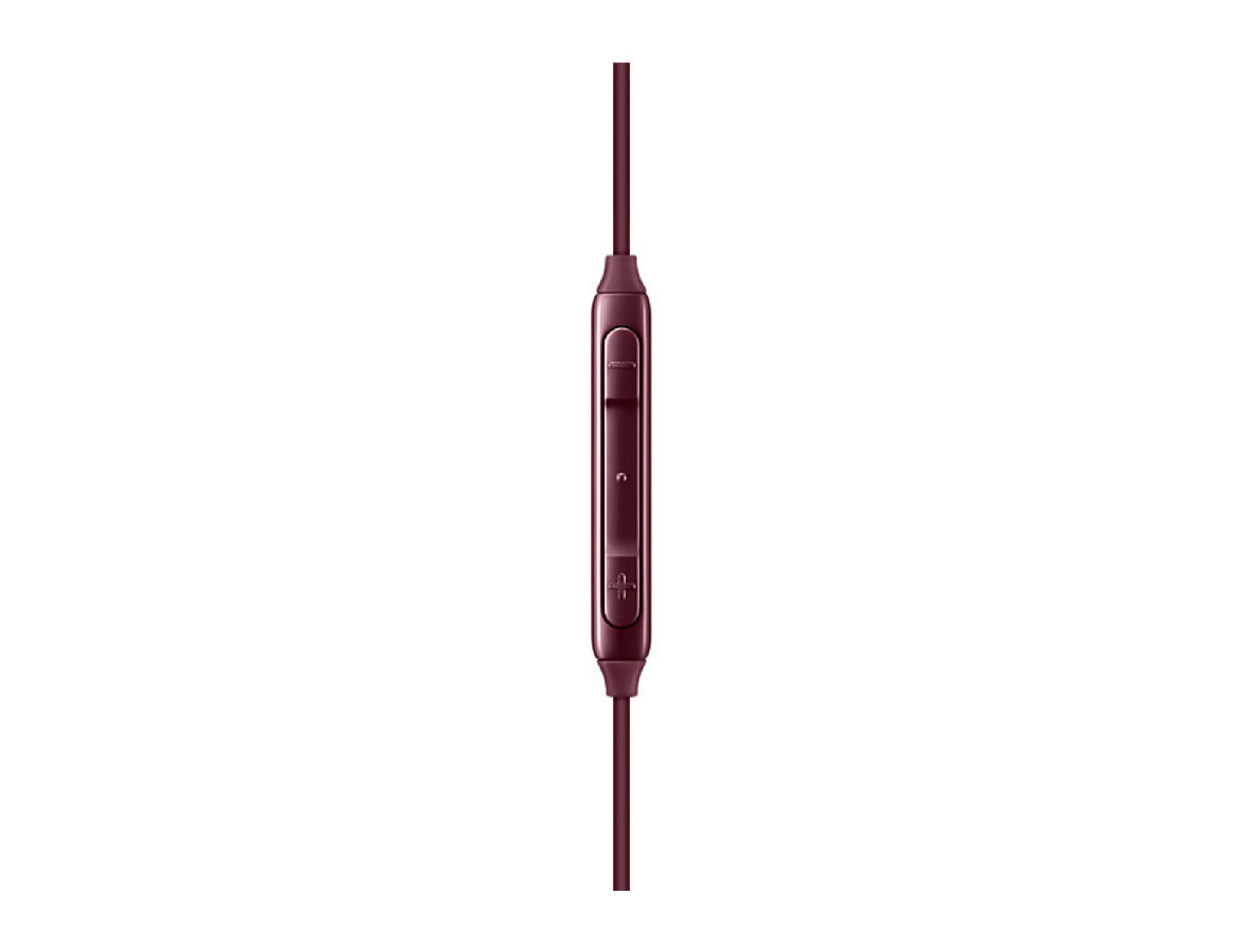 Primo piano dei controlli in linea delle cuffie in-ear. Cavo viola. Sfondo bianco.