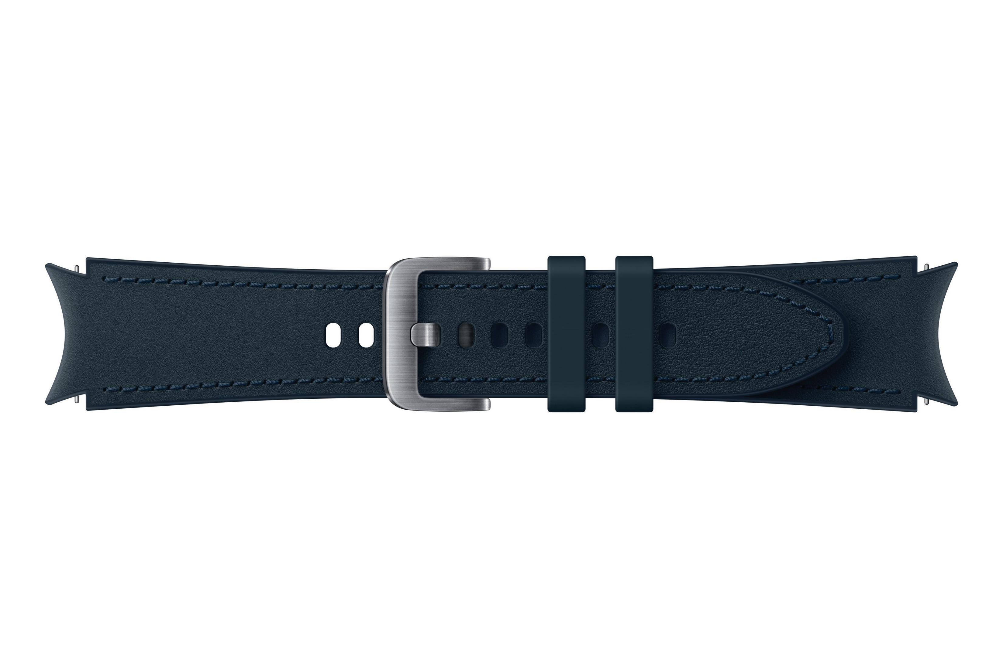 Dunkelblaues Uhrenarmband mit silberner Schnalle. Lederstruktur, zentriert.
