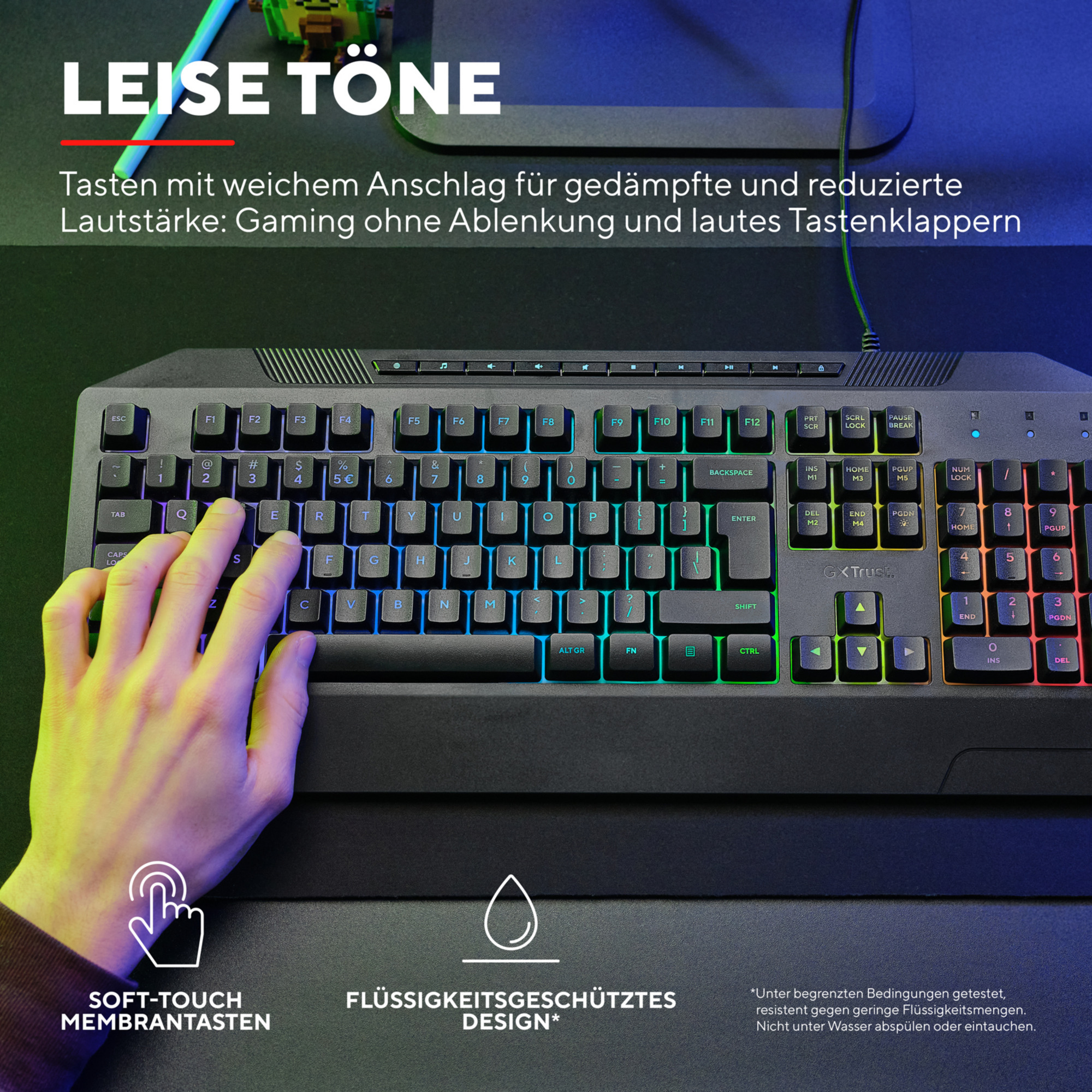 Czarna klawiatura do gier, z tęczowymi klawiszami i dłonią dotykającą klawiszy.