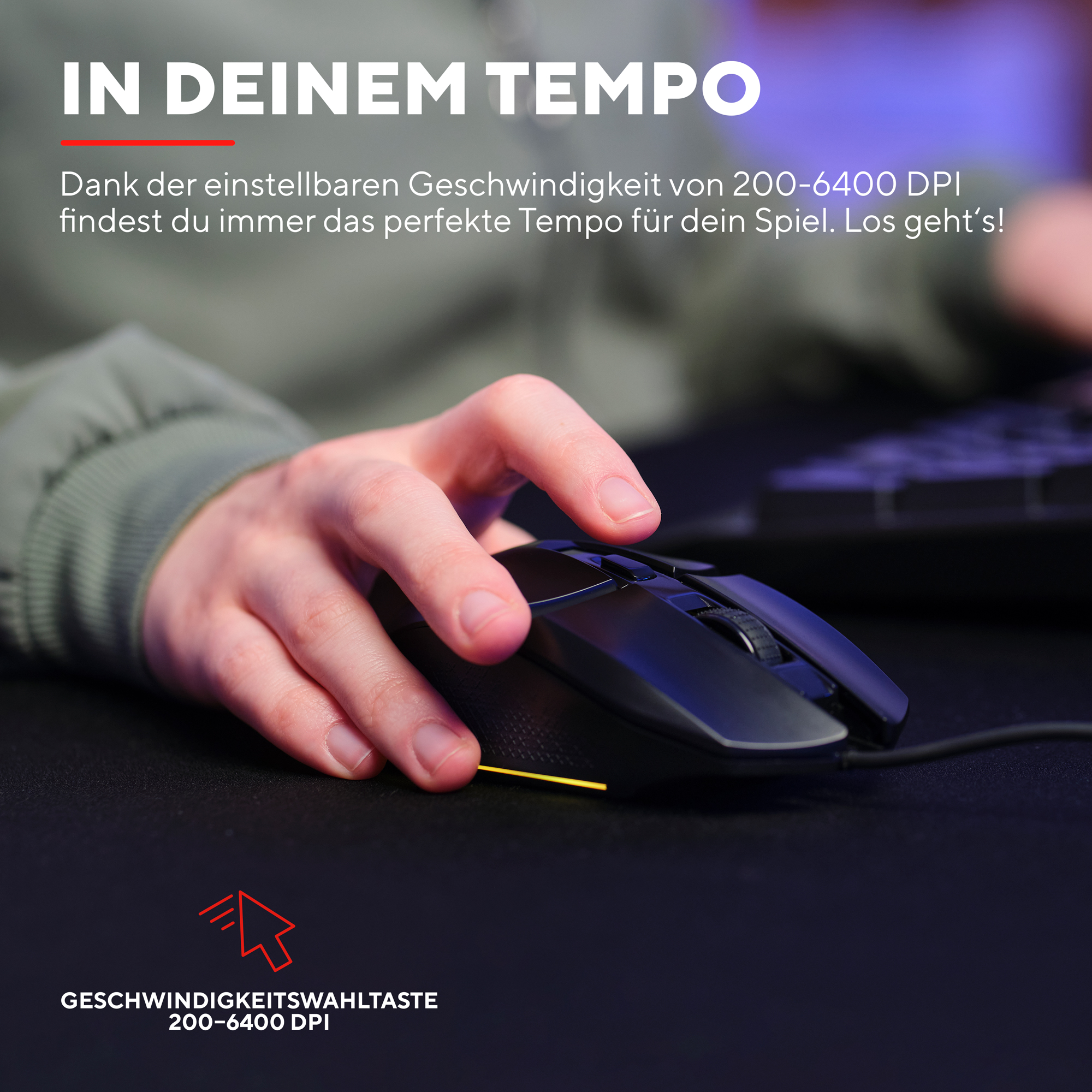 Eine Hand, die eine schwarze Maus auf einer schwarzen Oberfläche hält. Text: DPI-Schalter.