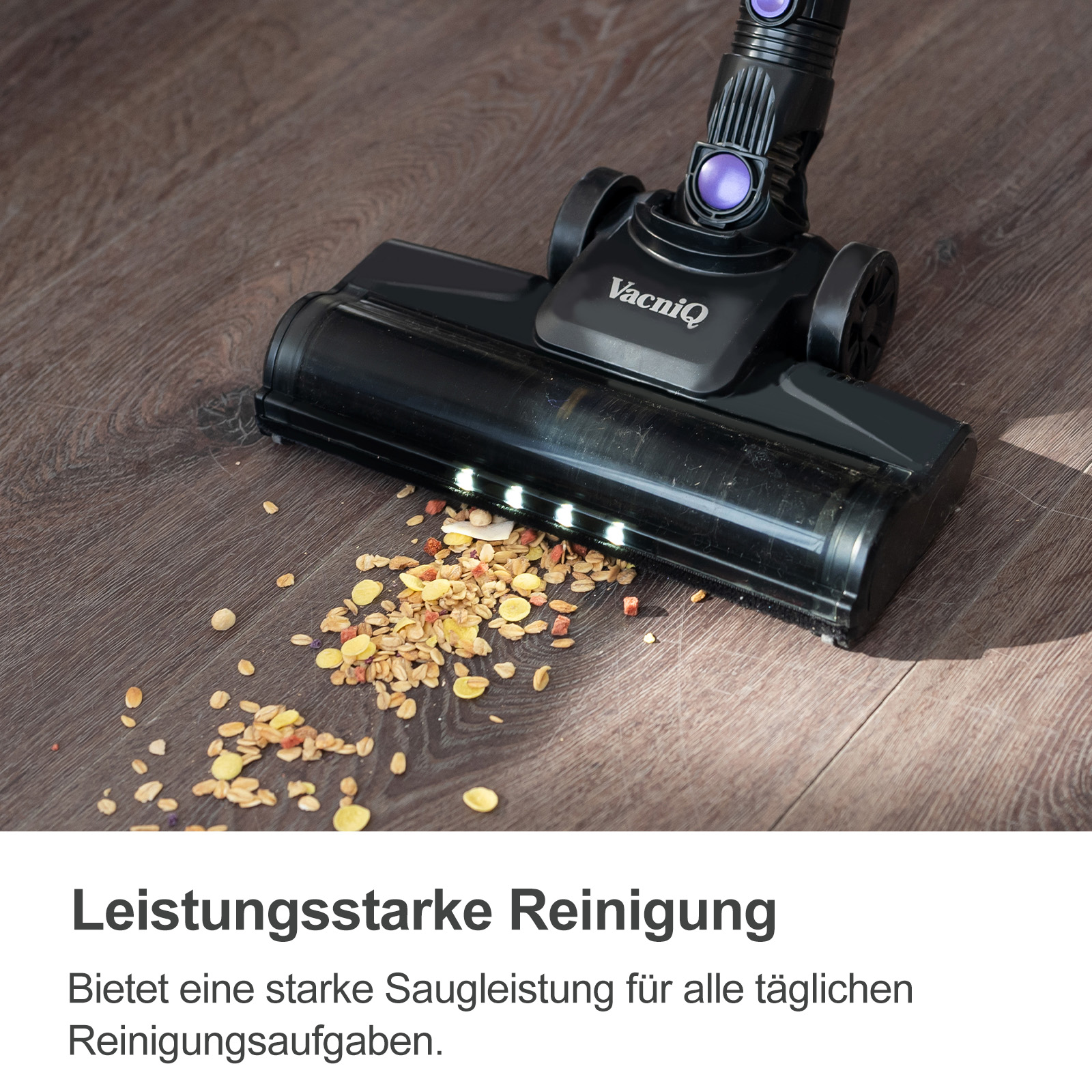 Staubsaugerkopf auf Holzboden, der Trümmer beseitigt. Text: Leistungsstarke Reinigung.