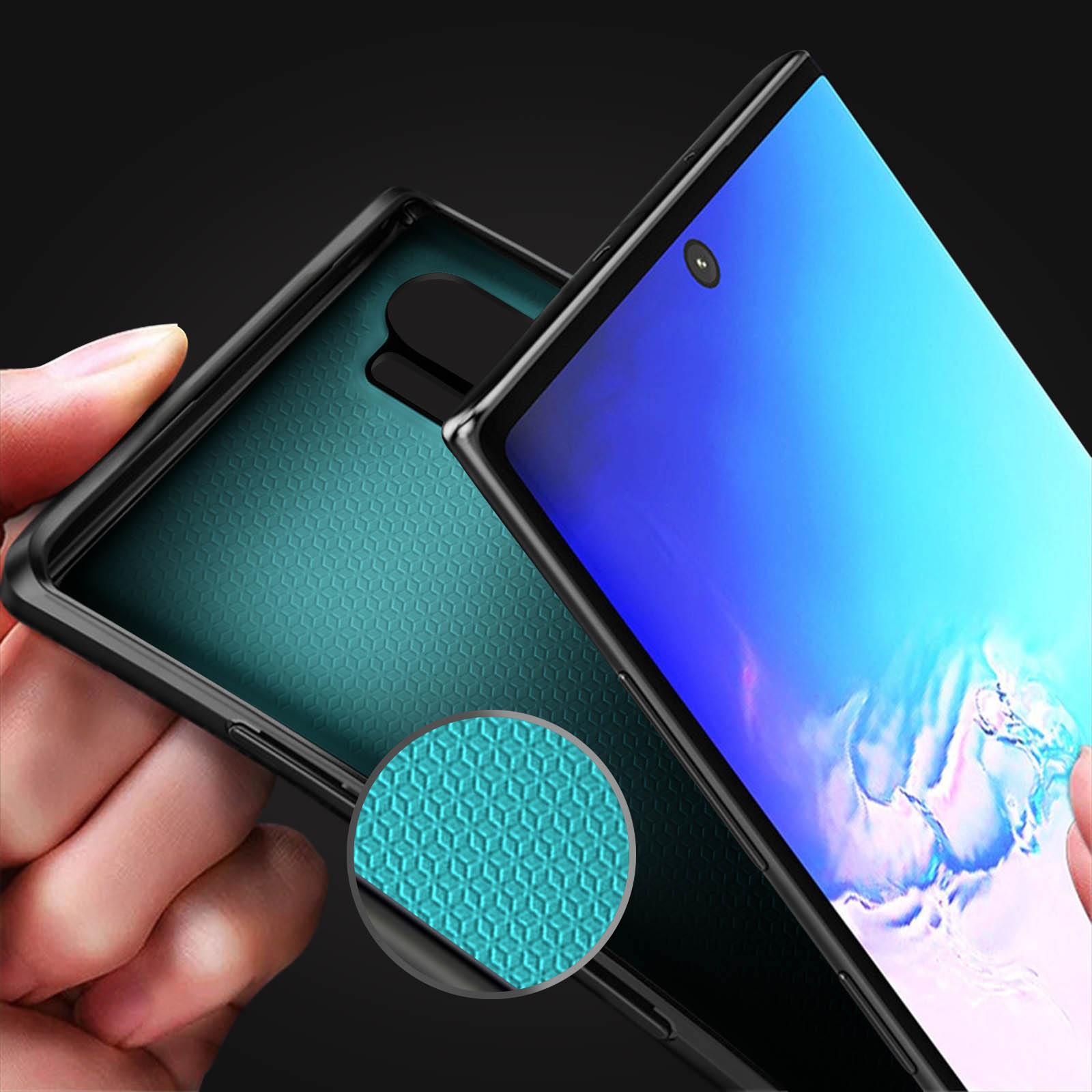 Un primo piano di una custodia per telefono e telefono, interno strutturato blu e design elegante.