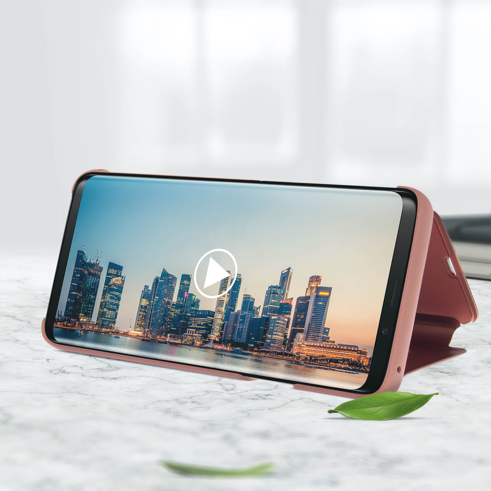 Tablet che mostra lo skyline della città con una foglia sulla superficie.