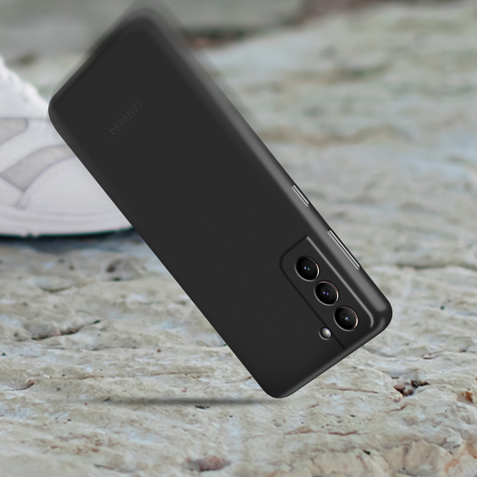 Schwarze Handyhülle mit Samsung-Logo. Sie liegt auf einer rauen, steinartigen Oberfläche und ist geneigt.