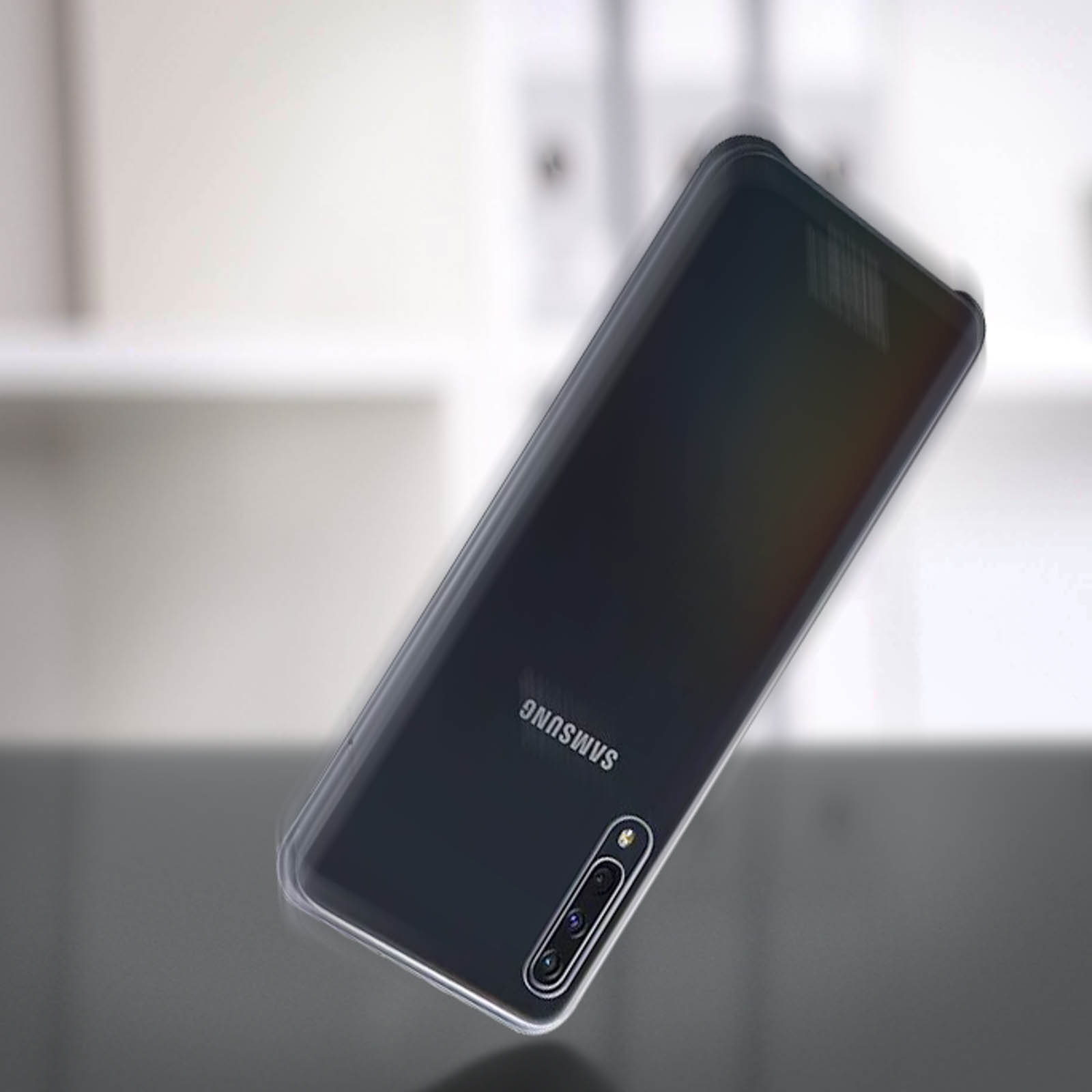 Una funda negra para teléfono se cae con el logo de Samsung. Fondo blanco.