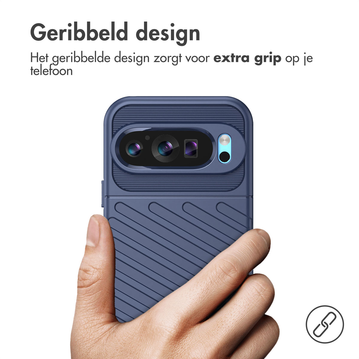 Een hand die een blauwe telefoonhoes vasthoudt, de achterkant en de camera toont.