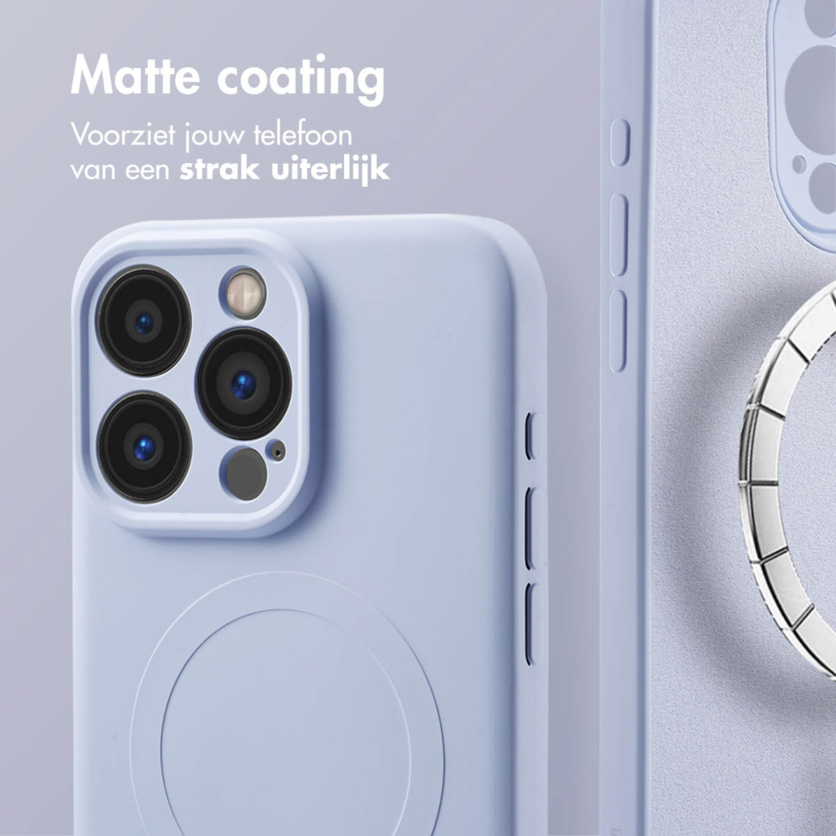 Close-up van een telefoonhoesje op een telefoon. De hoes is lichtblauw met vier camera's. Tekst zichtbaar.