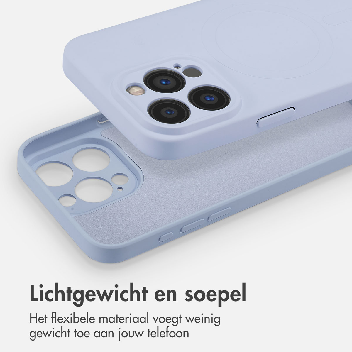 Twee lichtblauwe telefoonhoesjes op elkaar, één in focus met cameramodule.