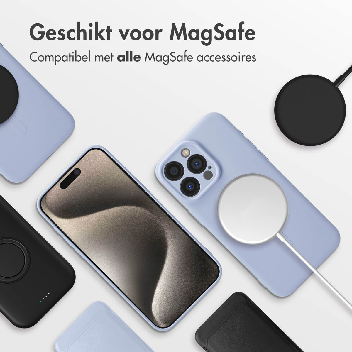 Een iPhone met MagSafe hoesje, omringd door opladers en hoesjes.