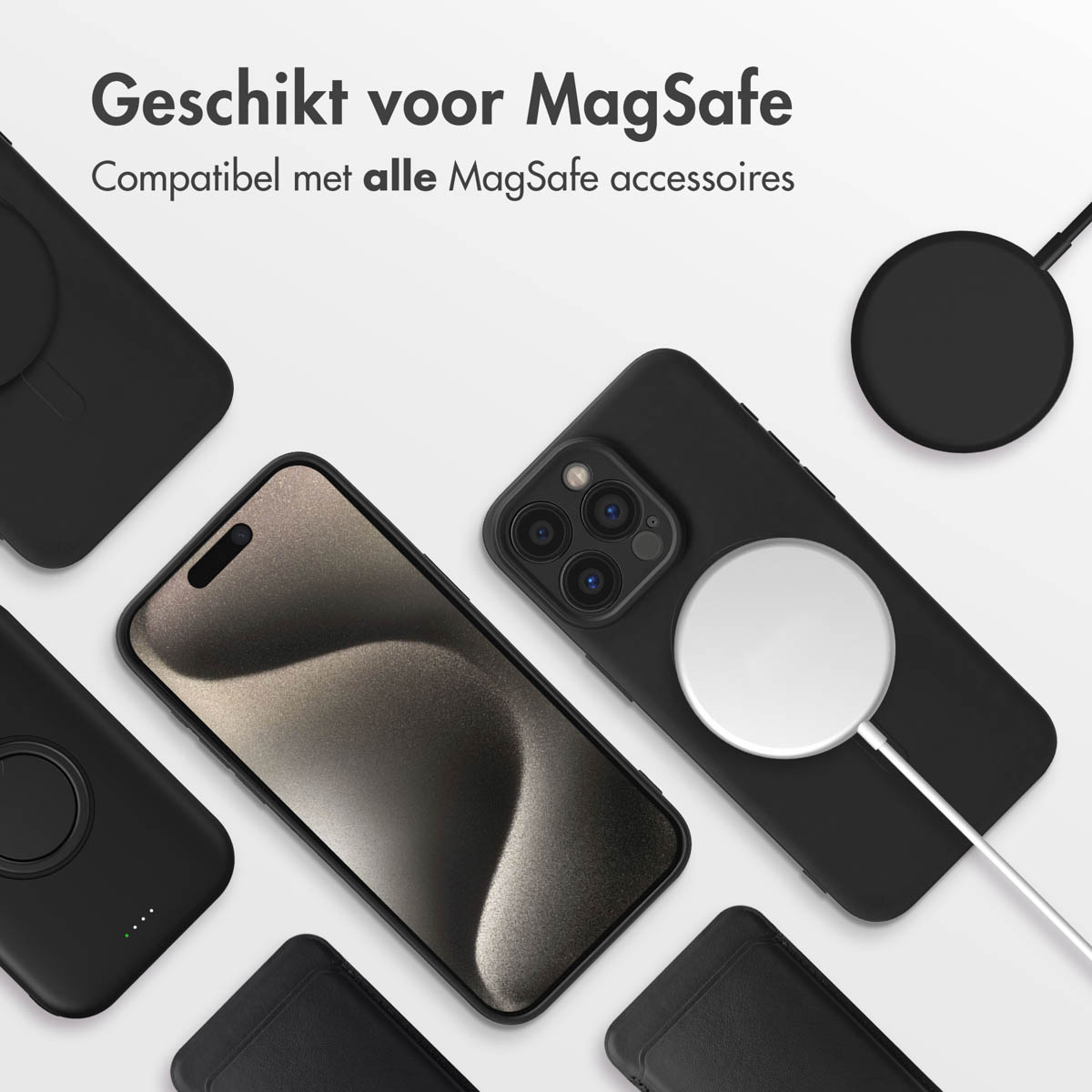 Zwarte telefoonhoesjes en opladers met een telefoon.