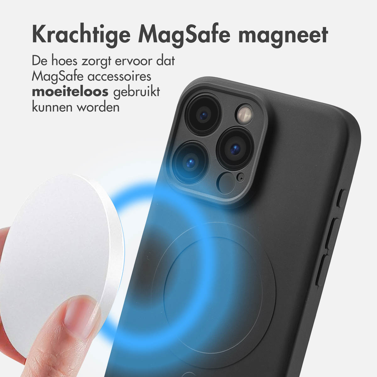 Zwarte telefoonhoes met een wit oplaadapparaat. Tekst vermeldt MagSafe.
