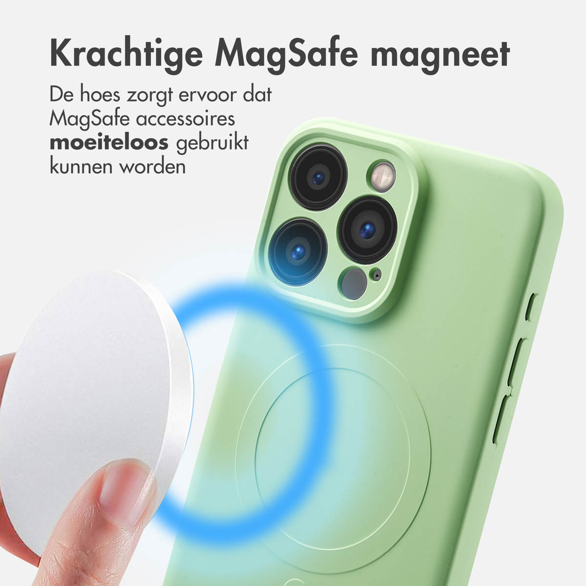 Een hand houdt een witte MagSafe-accessoire vast in de buurt van een groene telefoonhoes. Tekst: 'MagSafe-magneet'. Blauwe ring geeft magnetische verbinding aan.