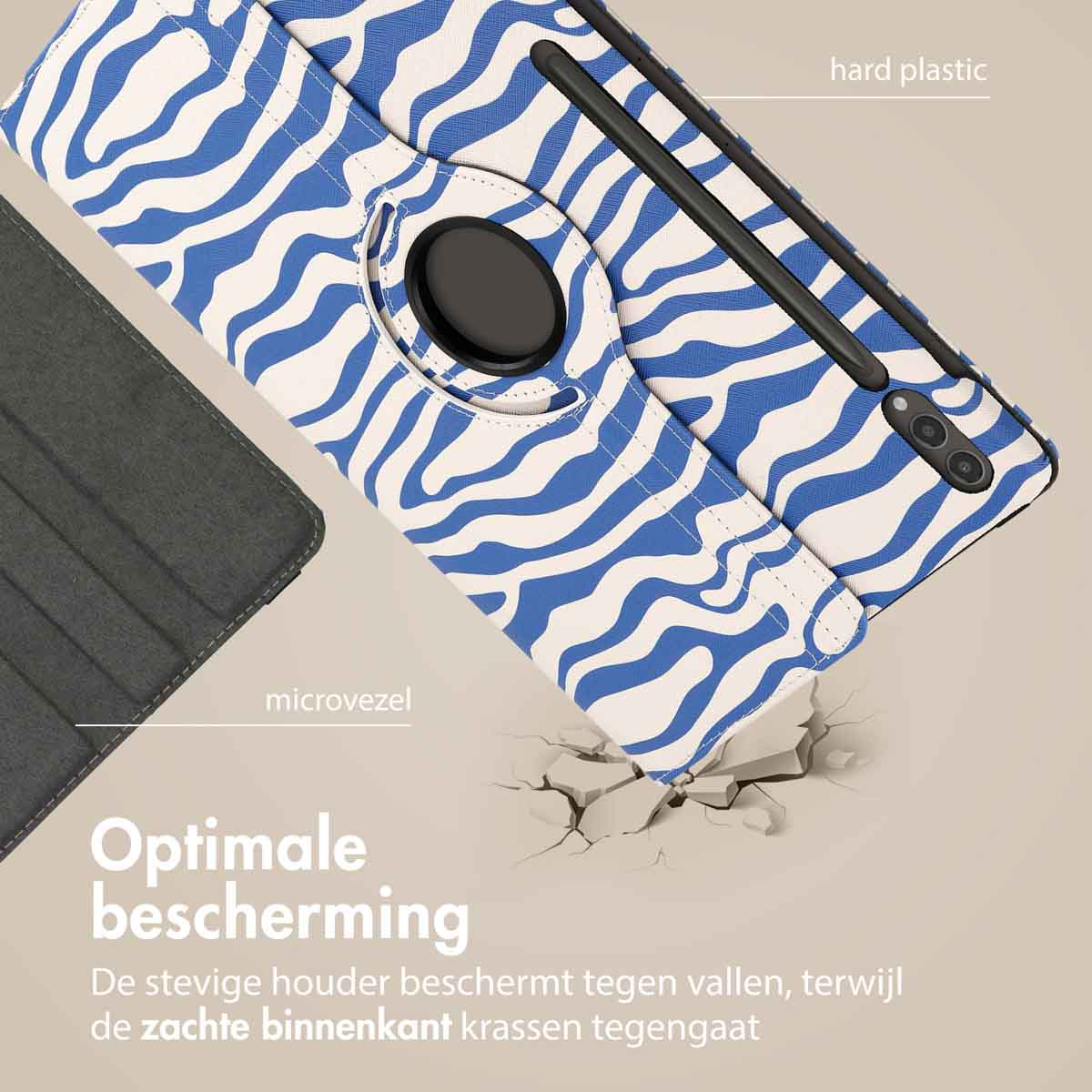 Een tablethoes open, met een blauw zebra streepjespatroon. De hoes staat op een beige achtergrond met scheuren.