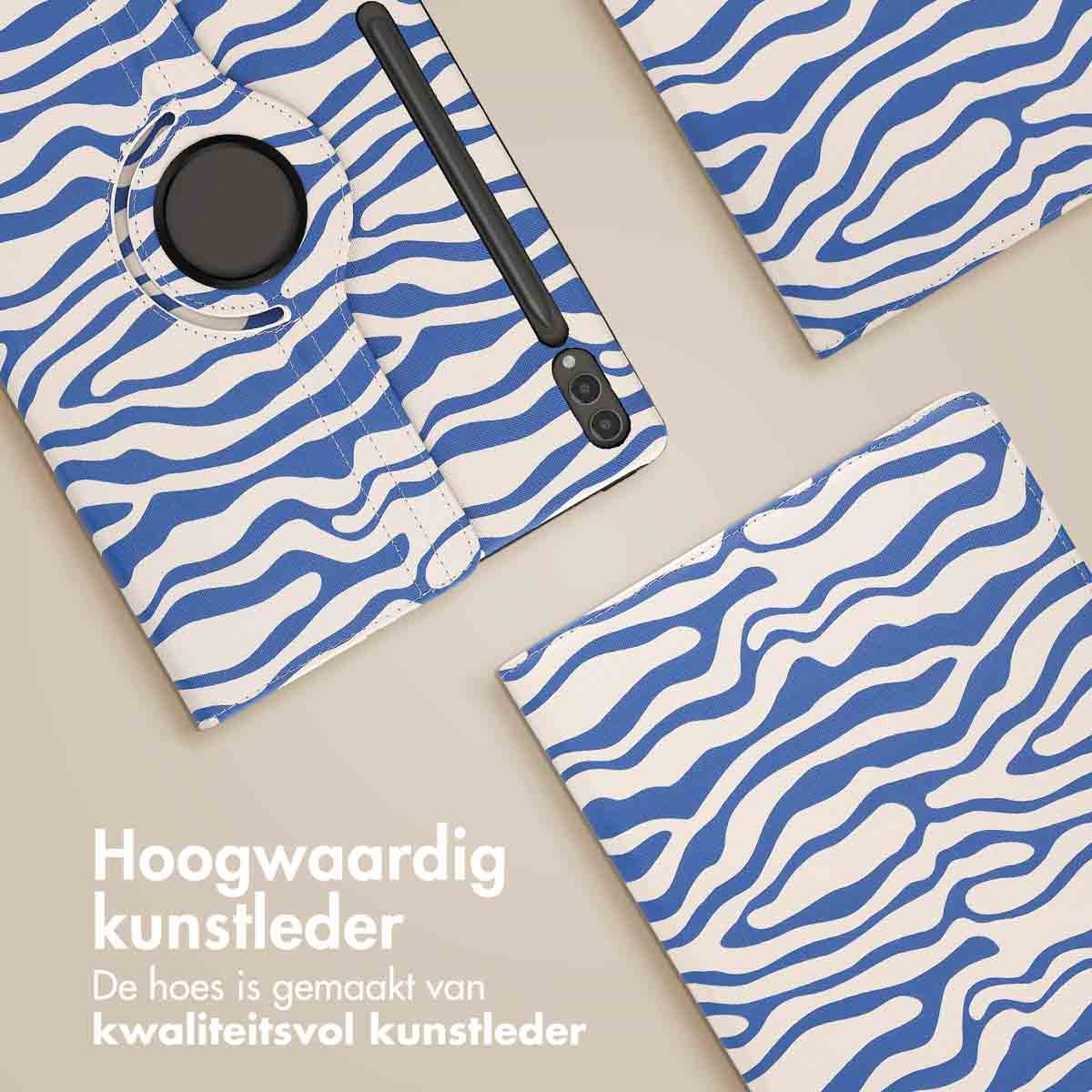 Een tablethoes en twee aparte stukken met een blauw zebra streepjespatroon. De hoes staat op een beige achtergrond.