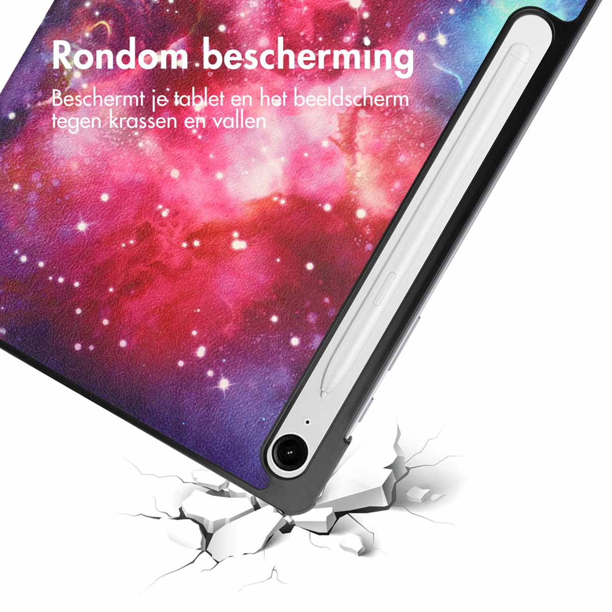 Étui de tablette avec imprimé galaxie. Il est fissuré au sol. Un stylet repose dans la fente.