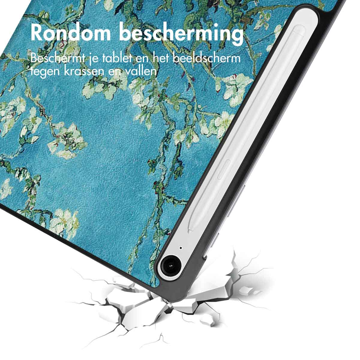 Tablet in een hoesje met een schilderij-achtige afbeelding op de achterkant. De tablet ligt op een wit oppervlak.