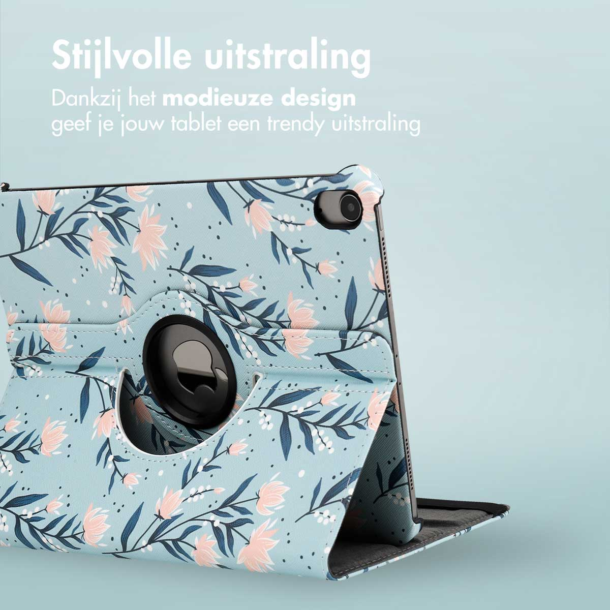 Tablette avec étui floral, partiellement ouvert. La tablette est bleue avec des fleurs roses. L'étui a une bague rotative. Fond bleu clair.