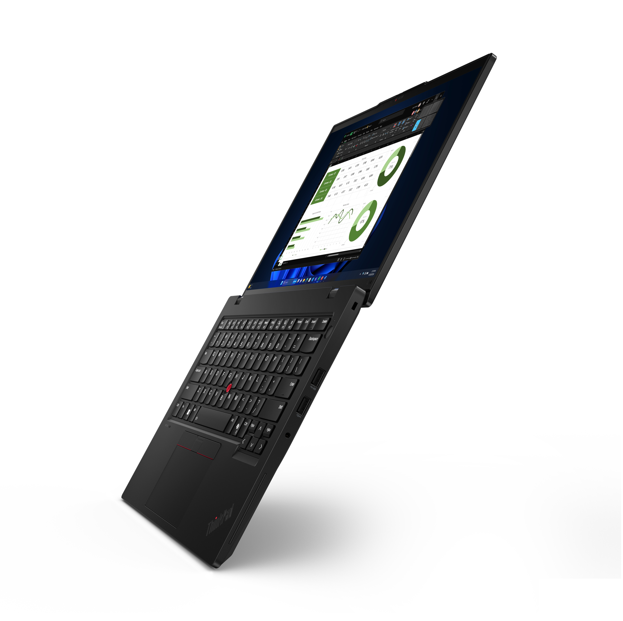 Czarny laptop otwarty pod kątem, wyświetlający wykres na ekranie. Białe tło.