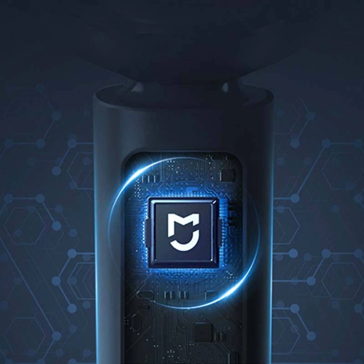 Zbliżenie mikroukładu z logo i wzorami obwodów, z niebieską poświatą.