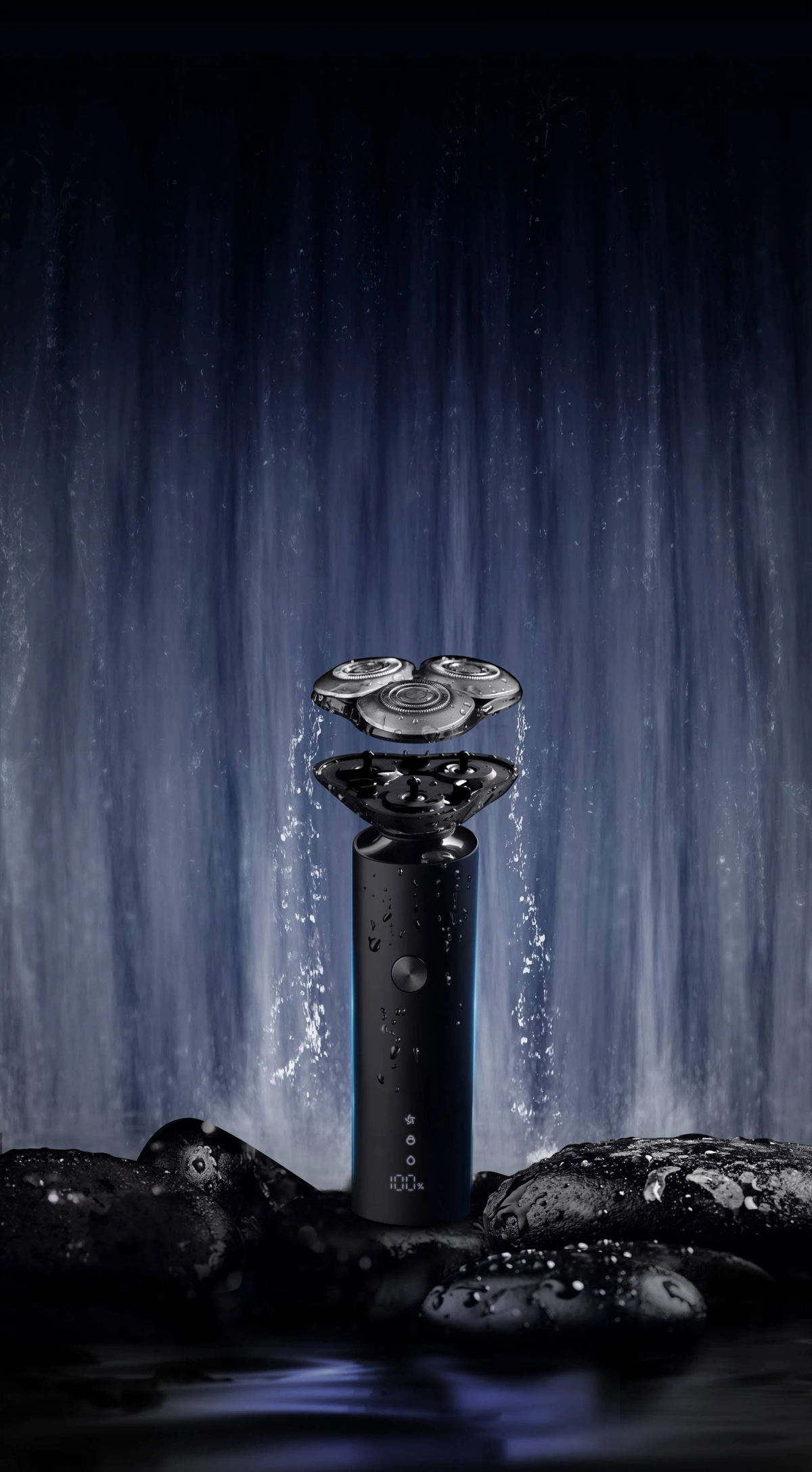 Czarna golarka elektryczna z efektem rozpryskującej się wody.