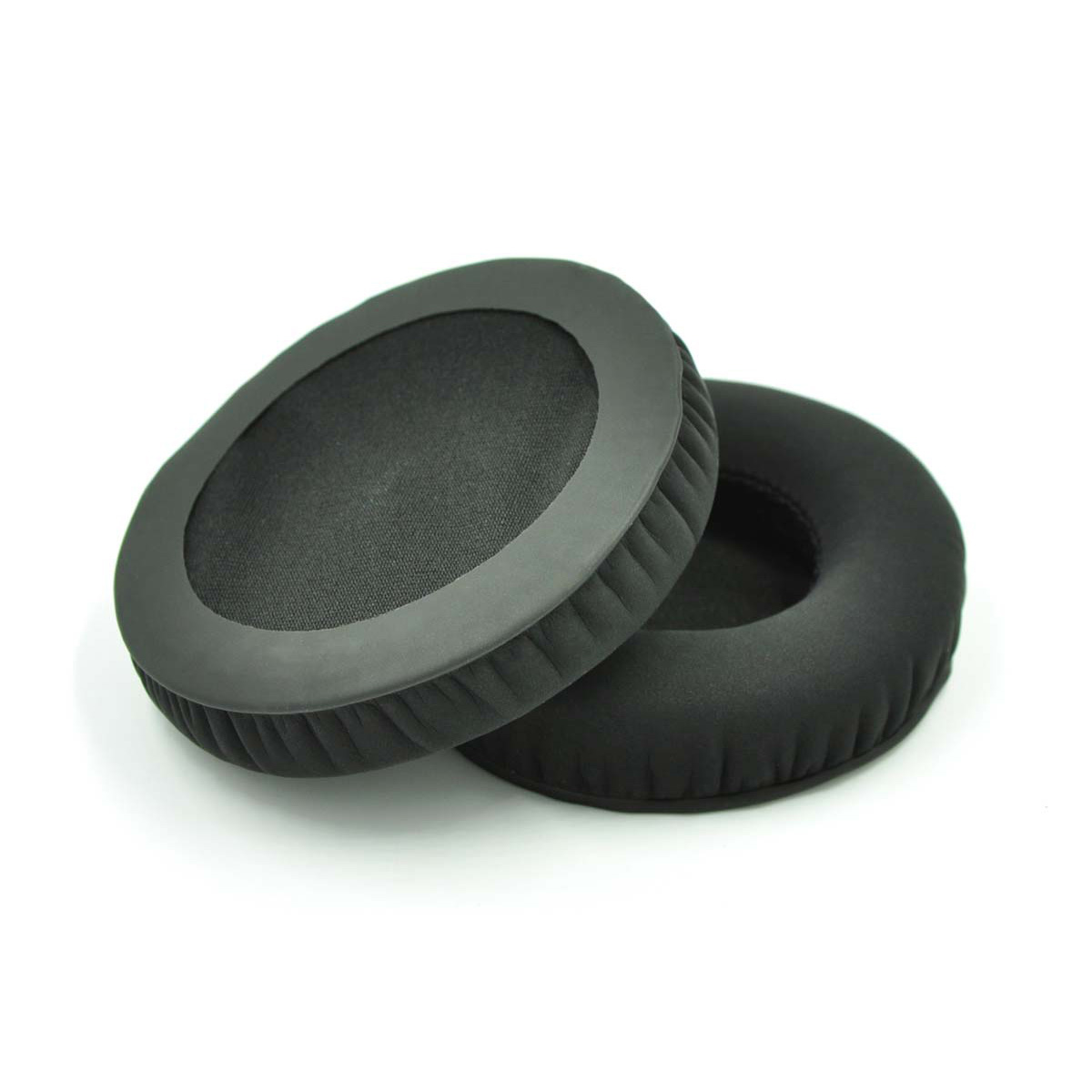 Zwei schwarze Ohrpolster mit schwarzem Mesh-Mittelteil auf weißem Hintergrund. Die Pads sind kreisförmig.