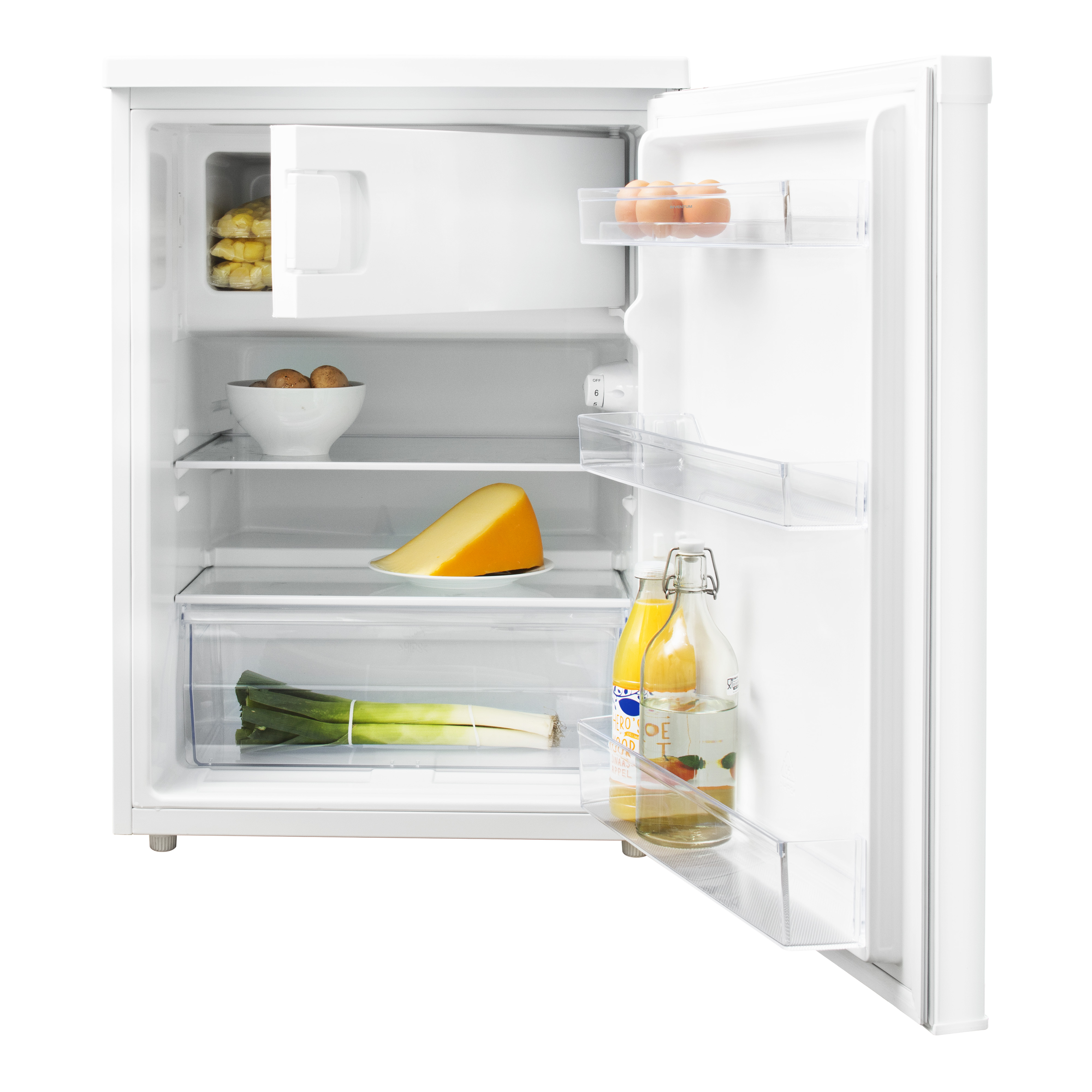 Een witte koelkast met de deur open, met planken met voedingsmiddelen zoals kaas en eieren.