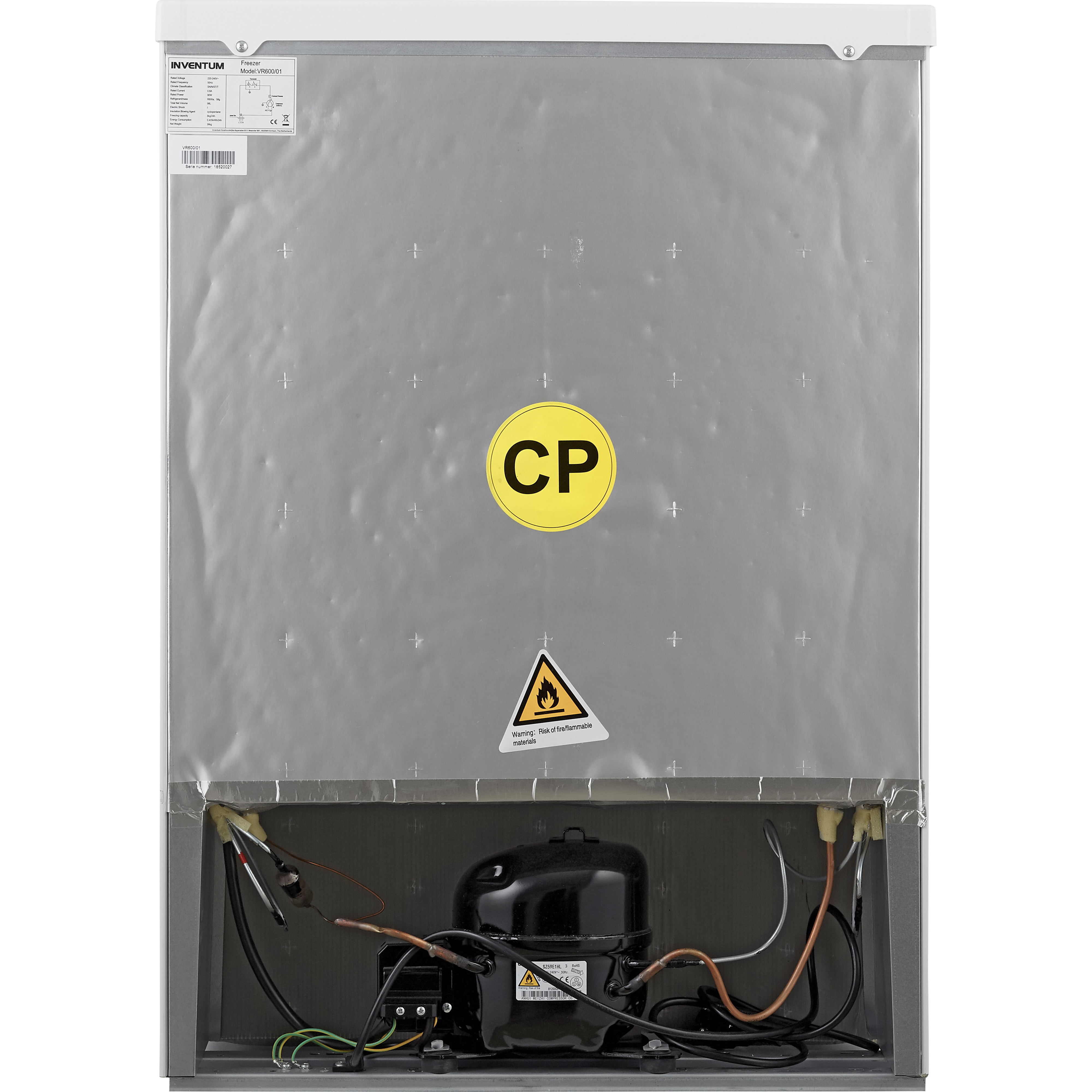 Retro di un frigorifero con un adesivo giallo 'CP' e un adesivo di avvertimento. Argento e nero.