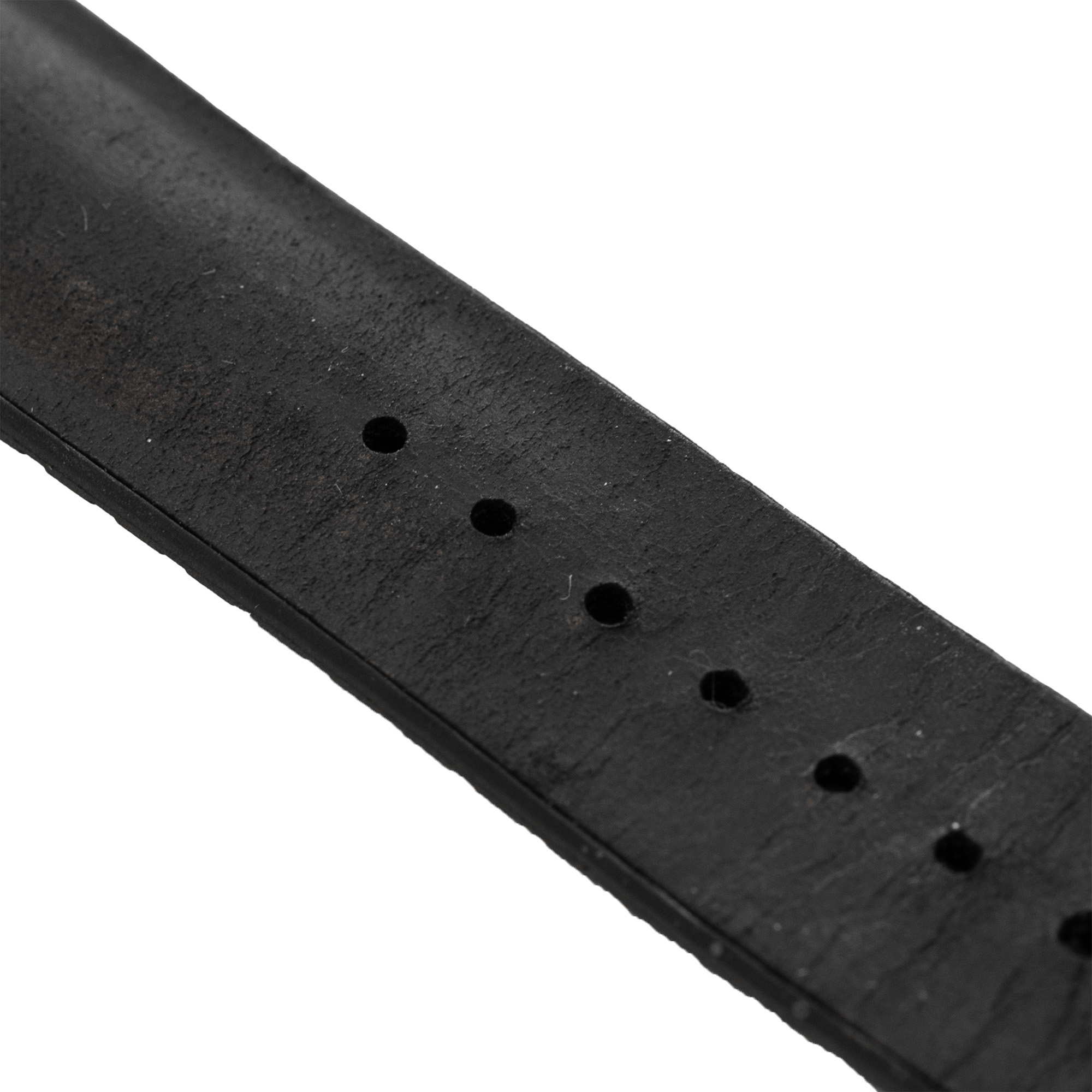 Nahaufnahme eines schwarzen Armbands mit Löchern.