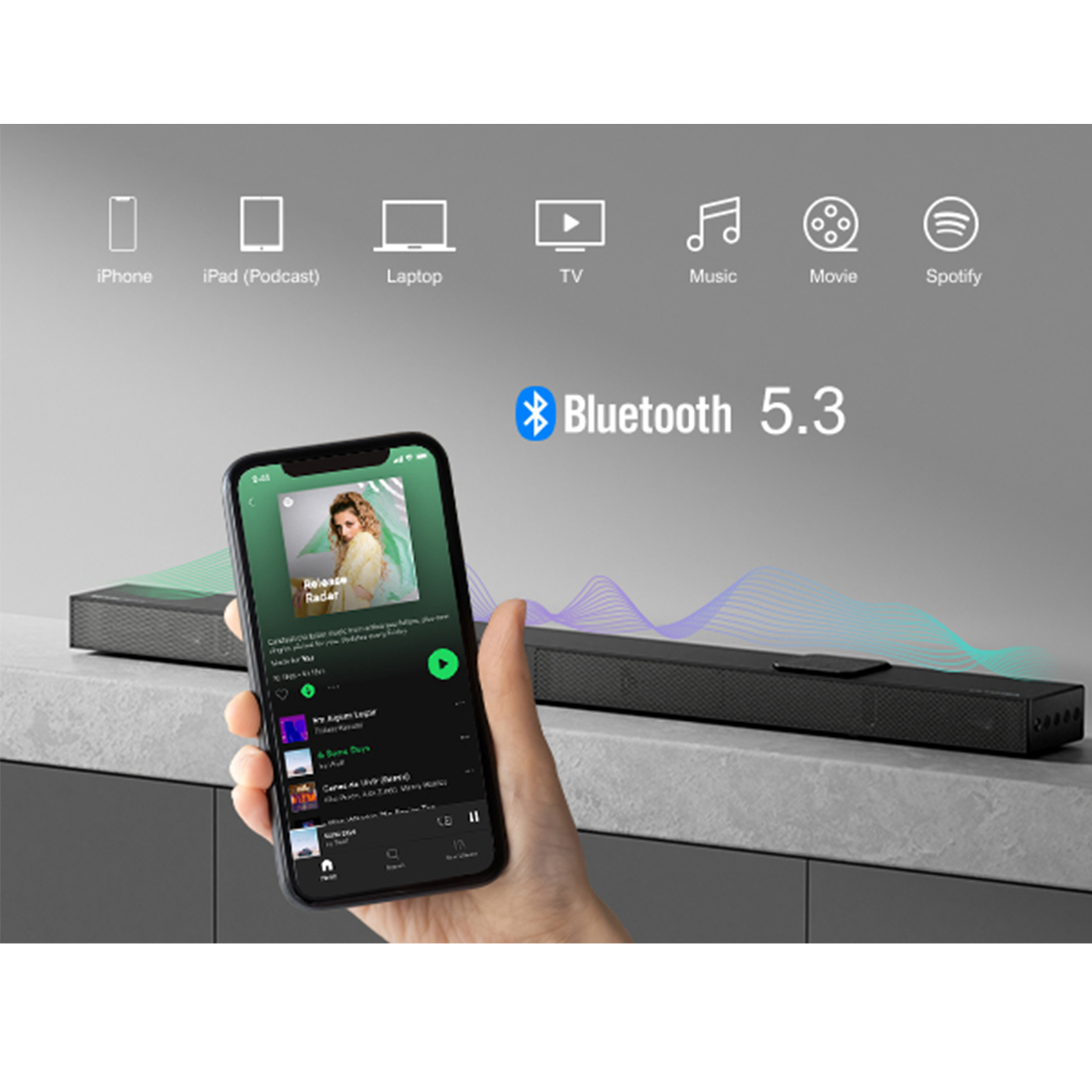 Eine Person, die ein Telefon mit einer Musik-App vor einer Soundbar hält.