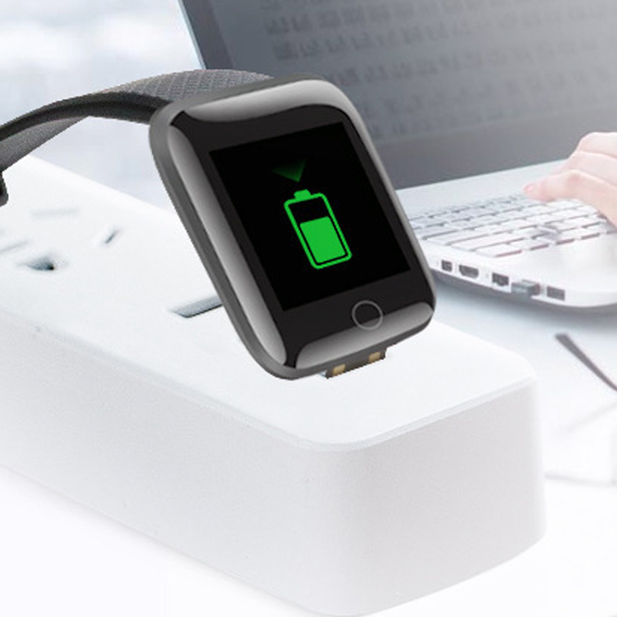 Schwarze Smartwatch auf einer Ladestation, die ein Akku-Ladesymbol anzeigt.