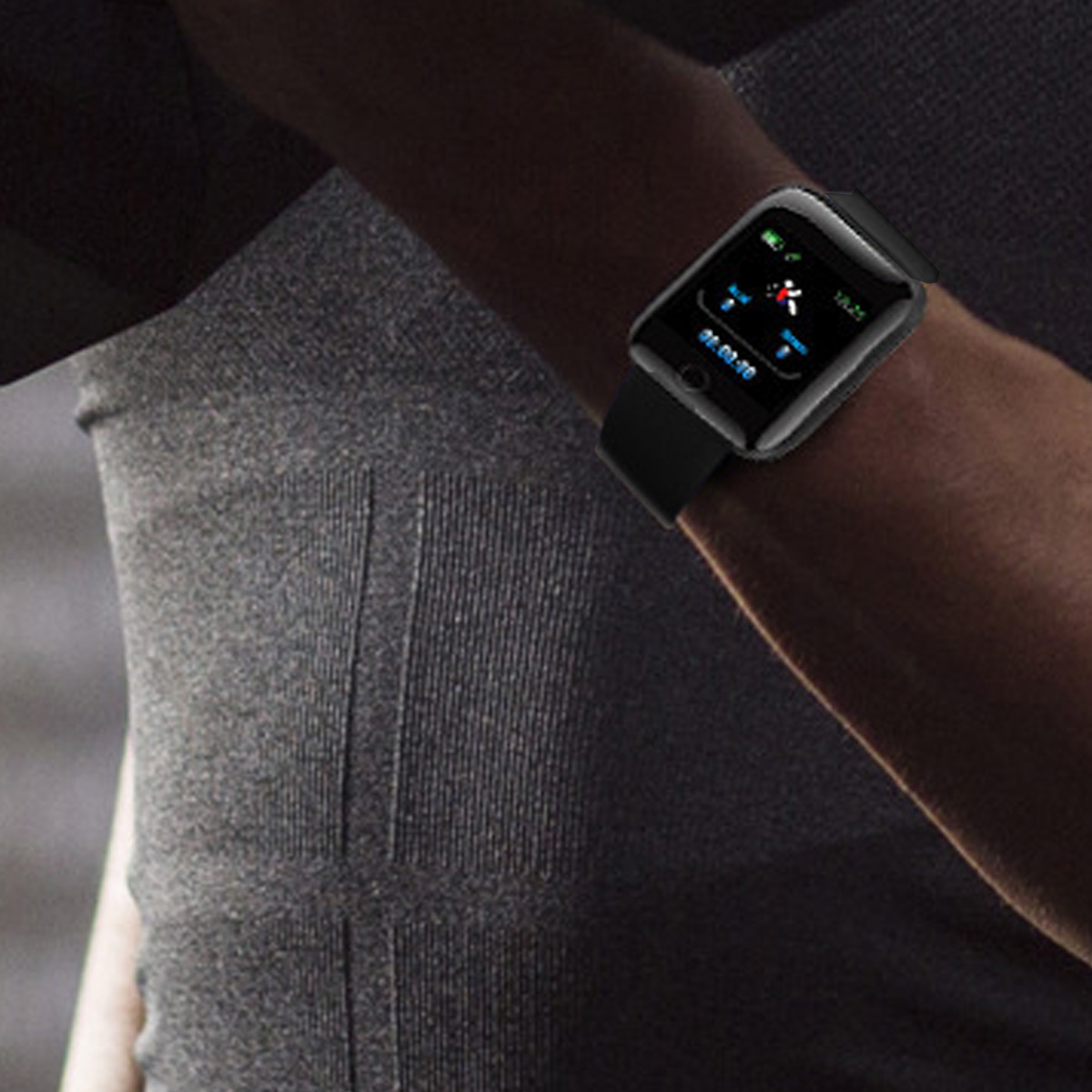 Person trägt Smartwatch mit Daten, graues Shirt, dunkler Hintergrund.