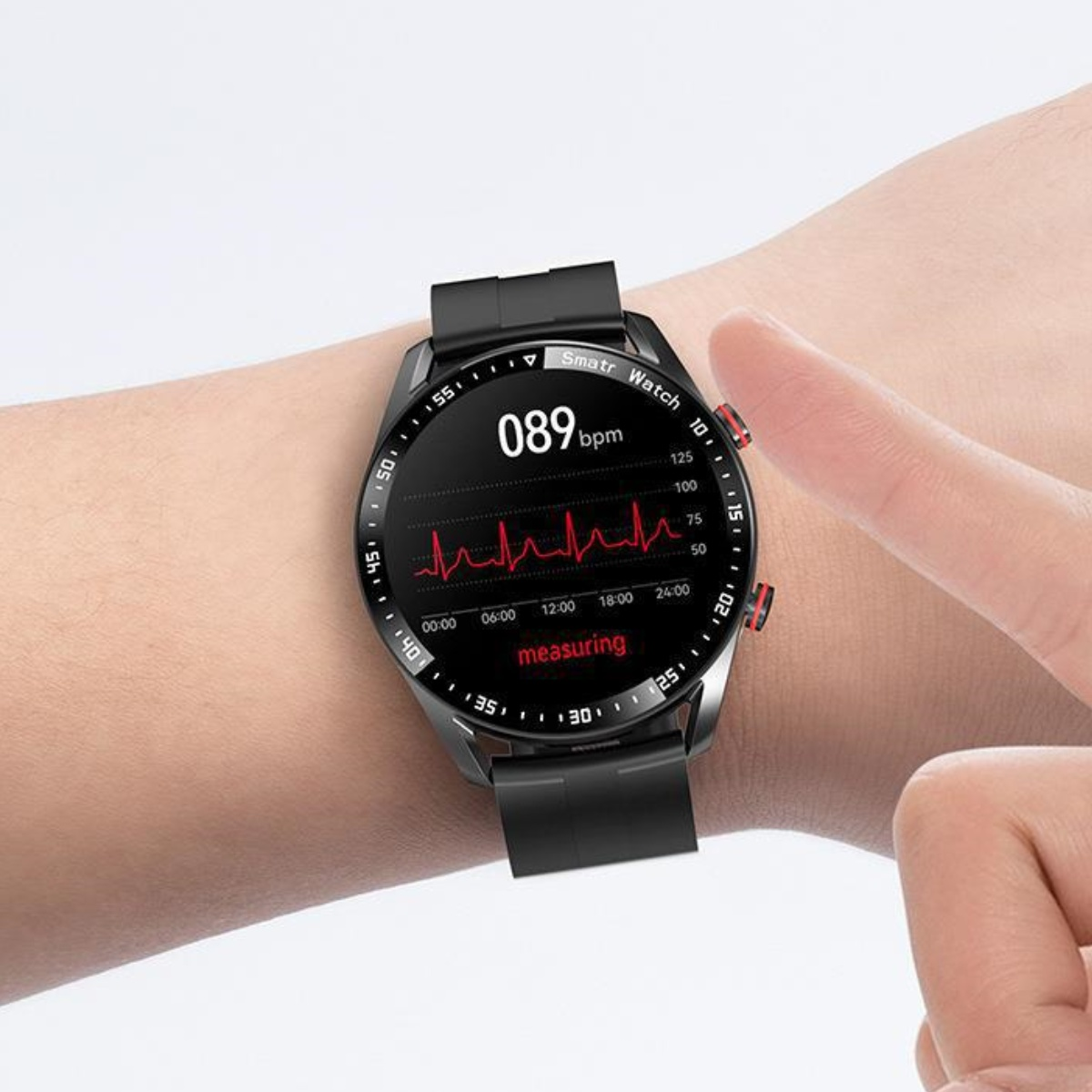 Handgelenk eines Mannes mit Smartwatch. Herzfrequenzanzeige auf dem Bildschirm. Schwarzes Armband und schwarze Uhr.