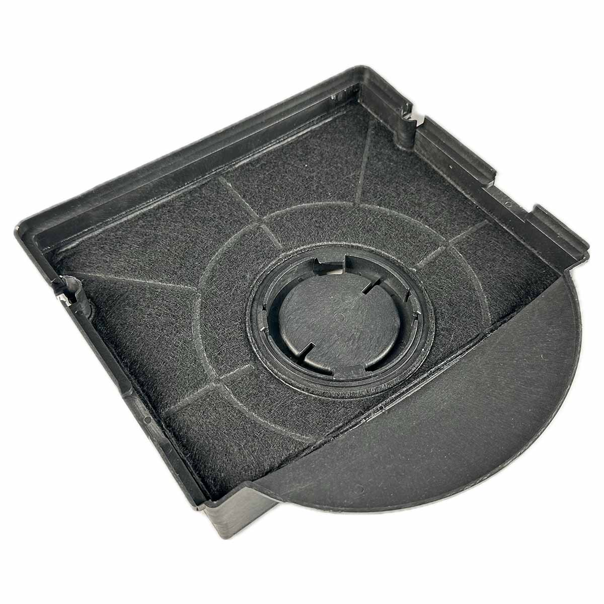 Ein offener, schwarzer Luftfilter mit einem dunklen, netzartigen Material und einer zentralen, kreisförmigen Struktur.