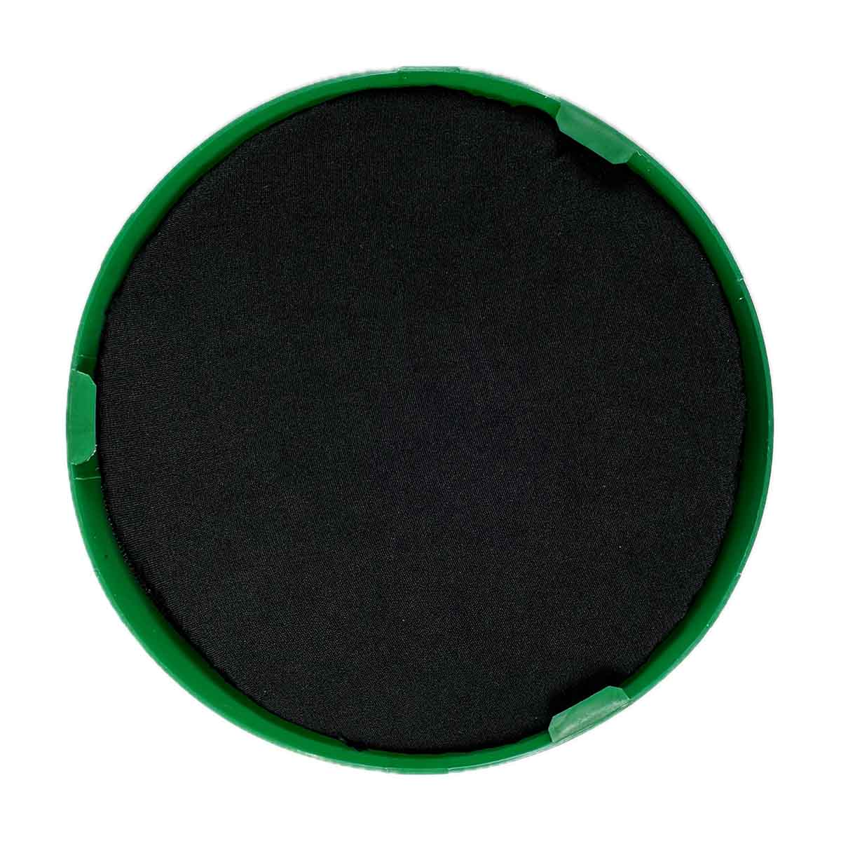 Runder grüner Luftfilter mit schwarzem Filter in der Mitte.