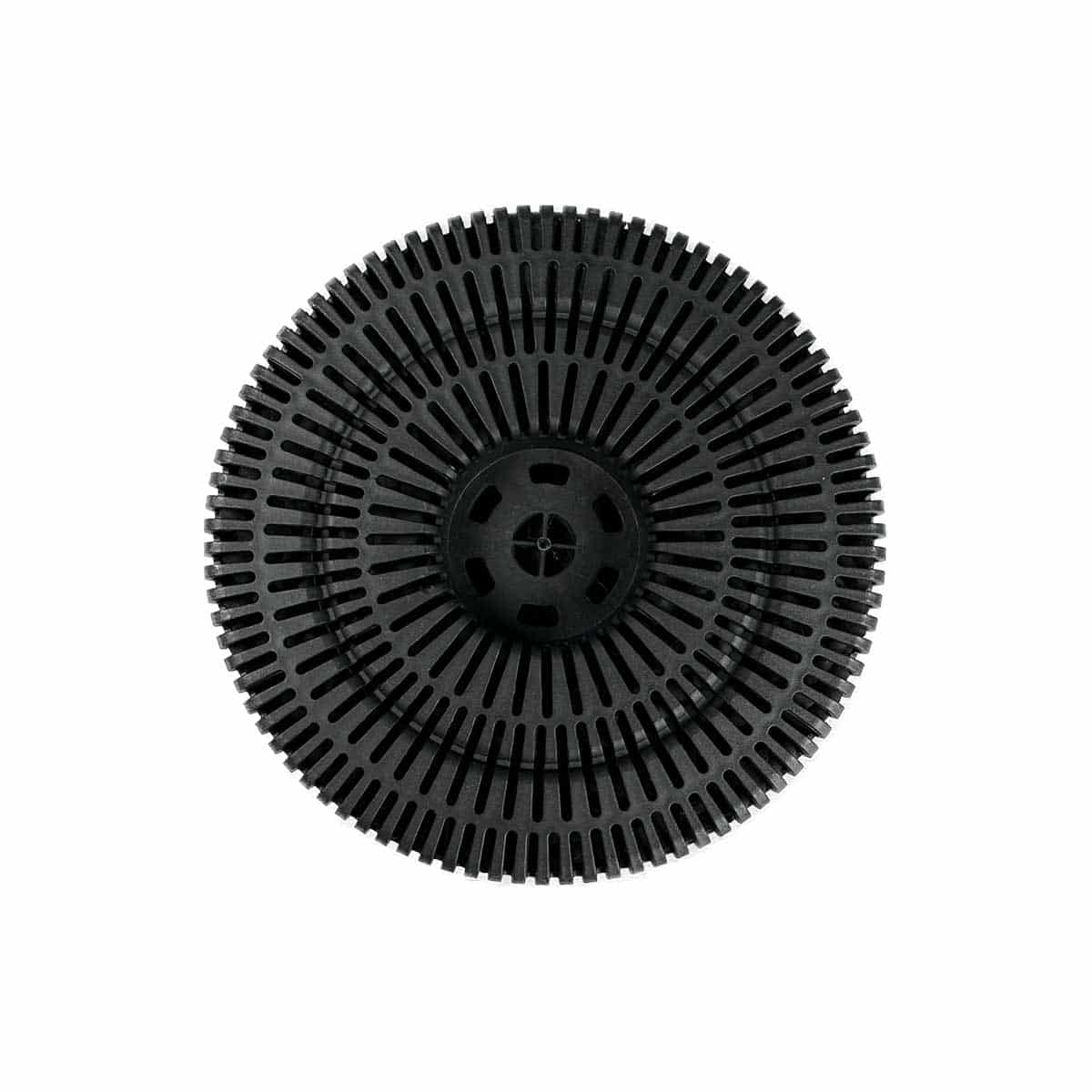 Ein schwarzer Kunststofffilter mit vielen kleinen Löchern, auf weißem Hintergrund.