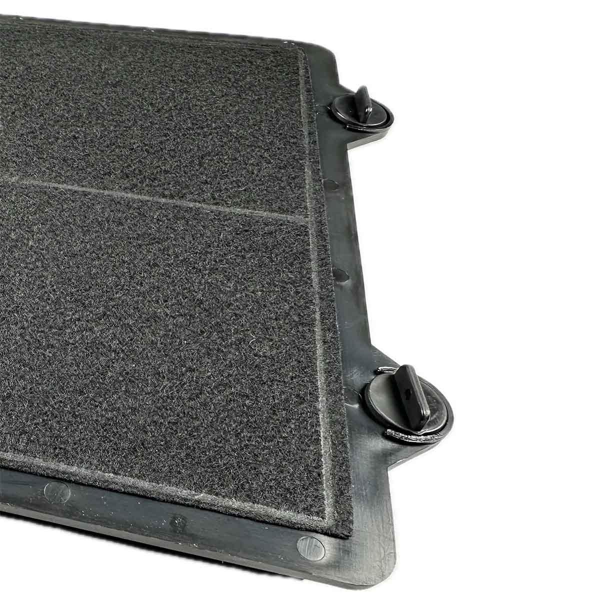Ein schwarzer Filter mit einer Netzoberfläche. Zwei schwarze Knöpfe sind an der Ecke.