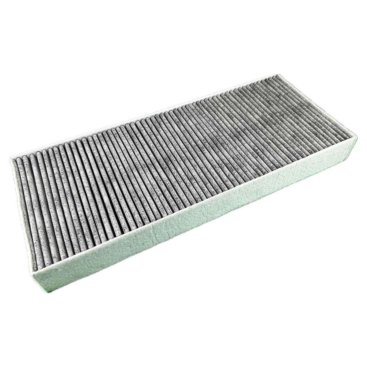 Ein rechteckiger Luftfilter mit grauem Material in einem weißen Rahmen.
