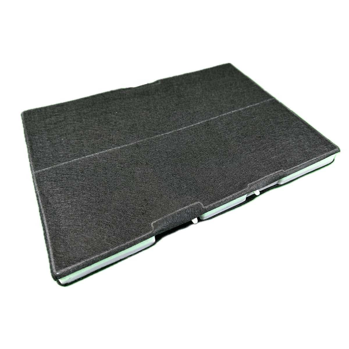 Eine schwarze, gefaltete Tablet-Hülle mit strukturierter Oberfläche, weißem Rand und leichtem Winkel.