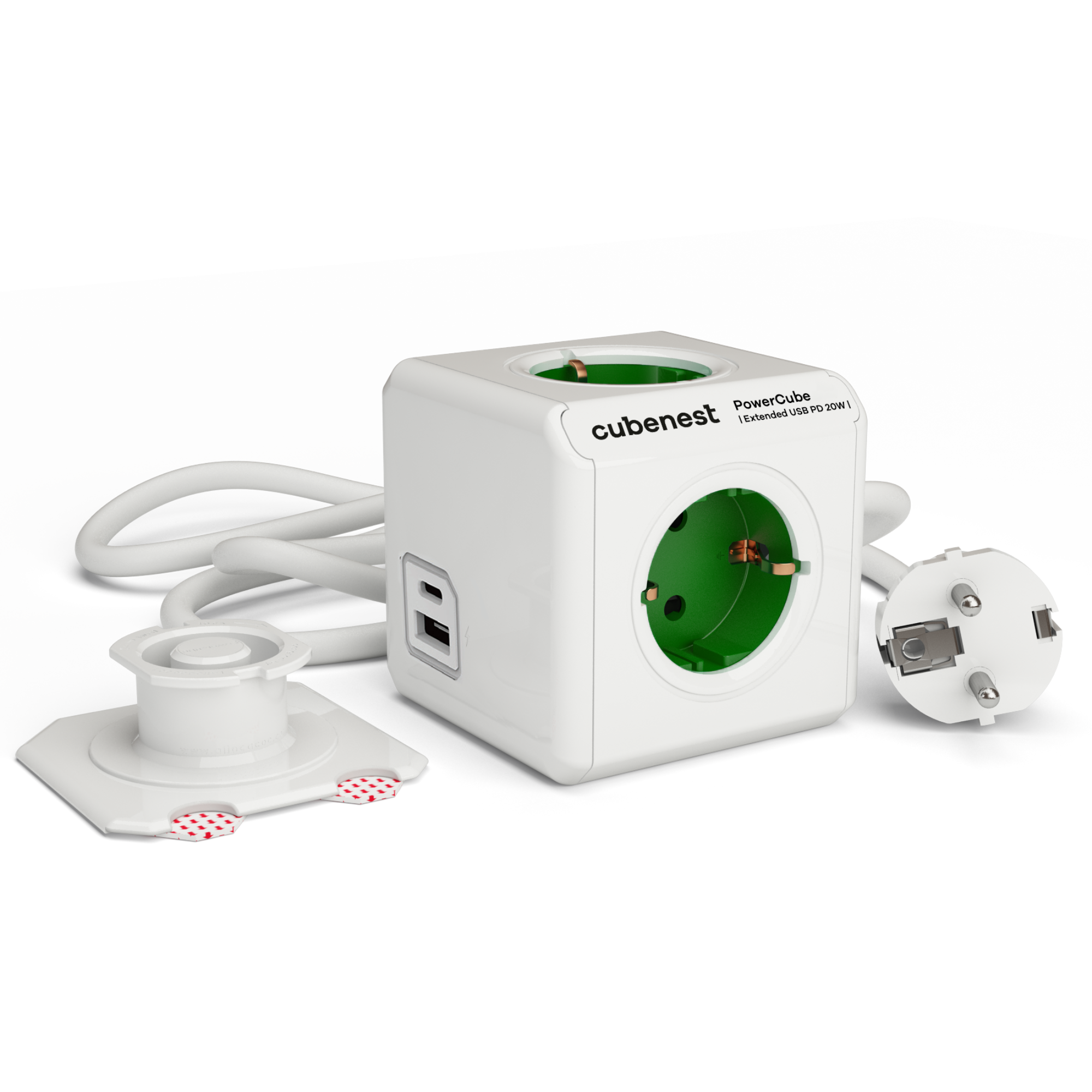 Weißer PowerCube mit Stecker, USB-Anschlüssen und separatem Adapter. Weißer Hintergrund.
