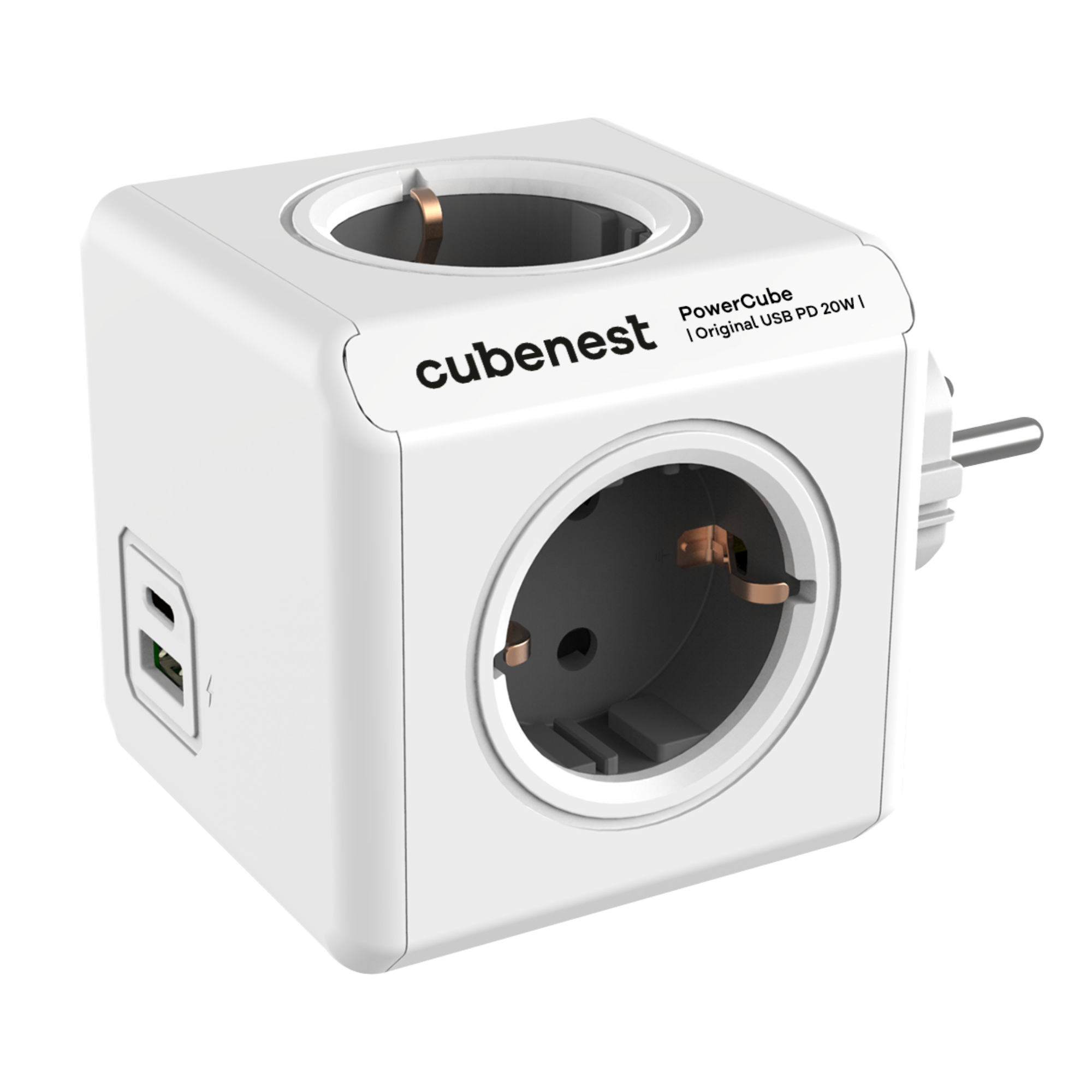 Weißer Würfel-Netzadapter mit drei Steckdosen und einem USB-Anschluss. Markenname sichtbar.