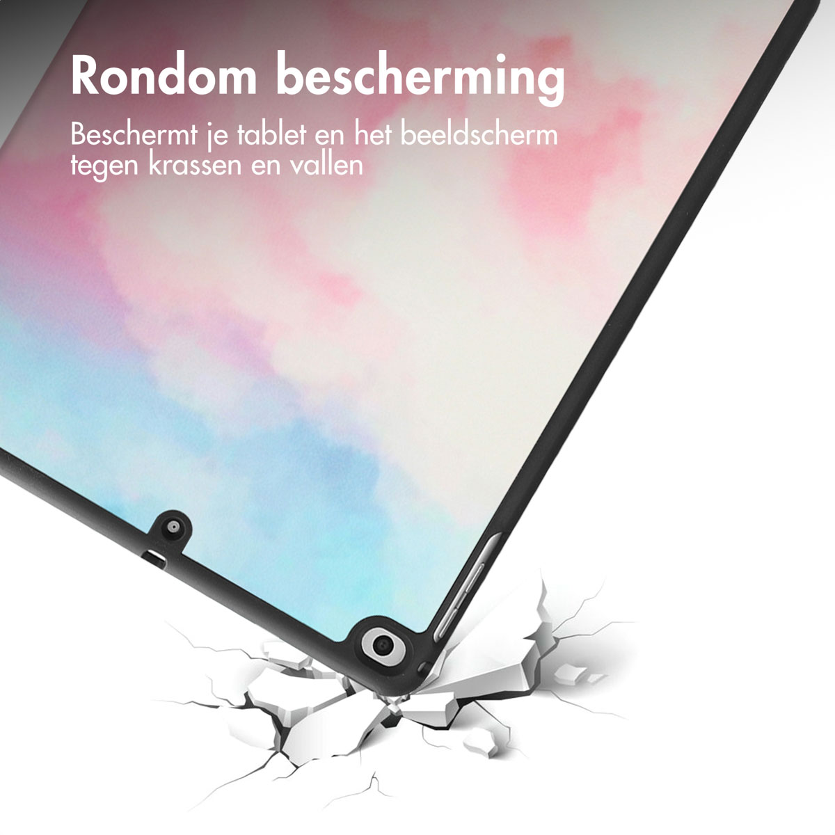 Close-up van de tablethoes. De hoes ligt op de grond met scheuren eromheen. Witte achtergrond met een kleurrijk ontwerp.