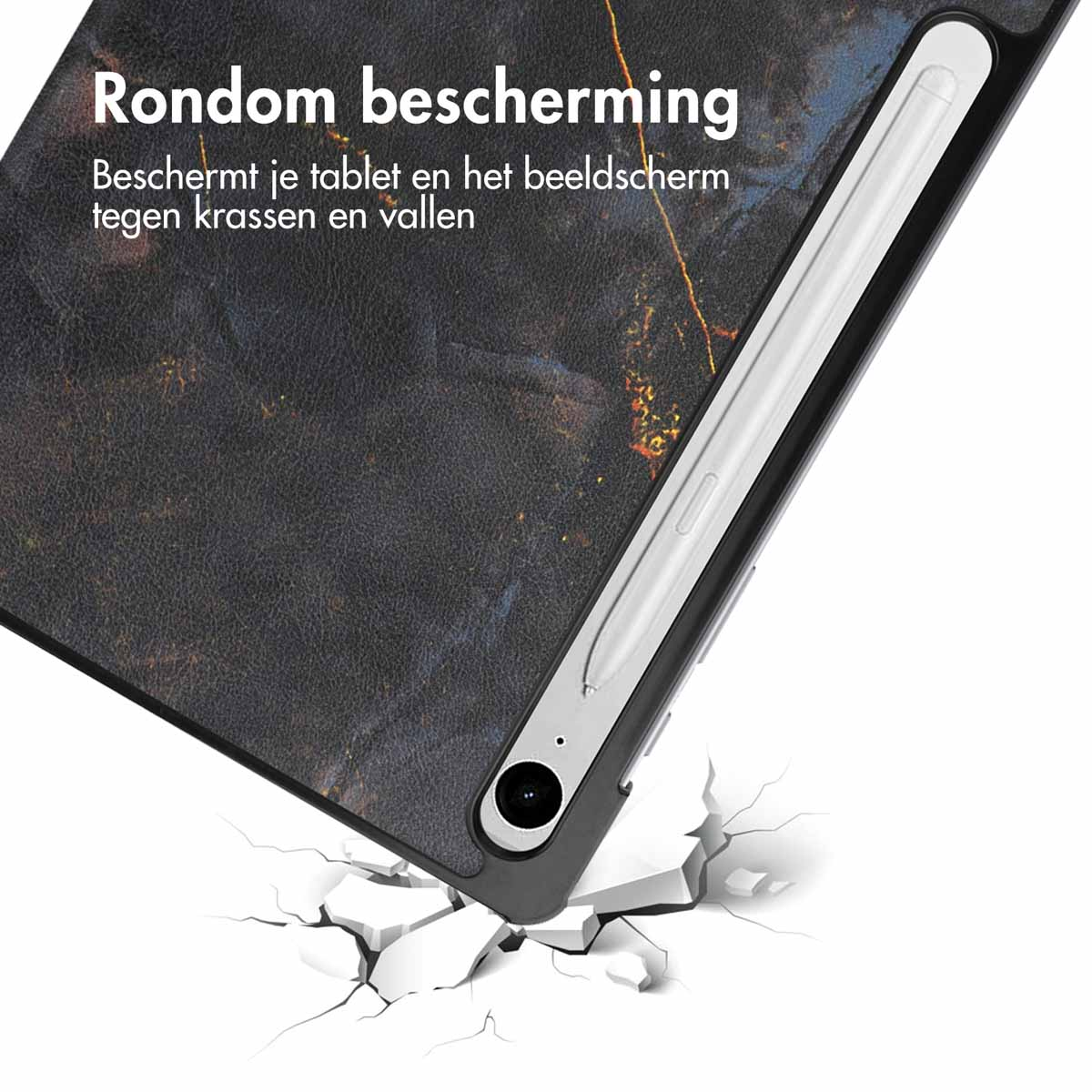 Tablethoes met marmerprint. Het is gebarsten op de grond. Een stylus zit in de sleuf.