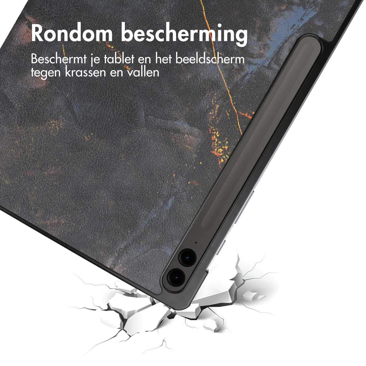 Tablet con custodia in marmo scuro, angolato, con superficie incrinata. Testo: Protezione completa.