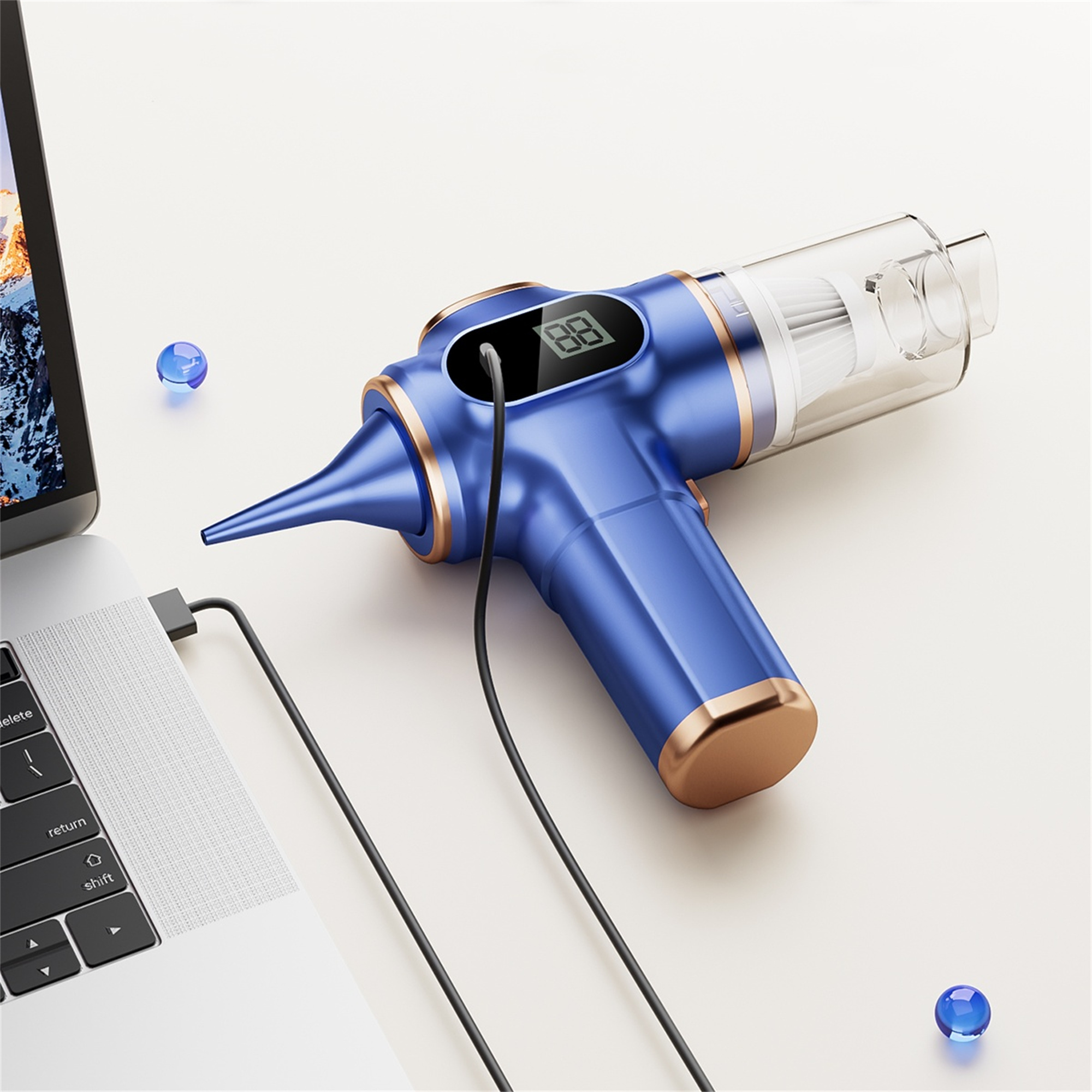 Blau-goldener Staubsauger, über USB-Kabel mit Laptop verbunden.
