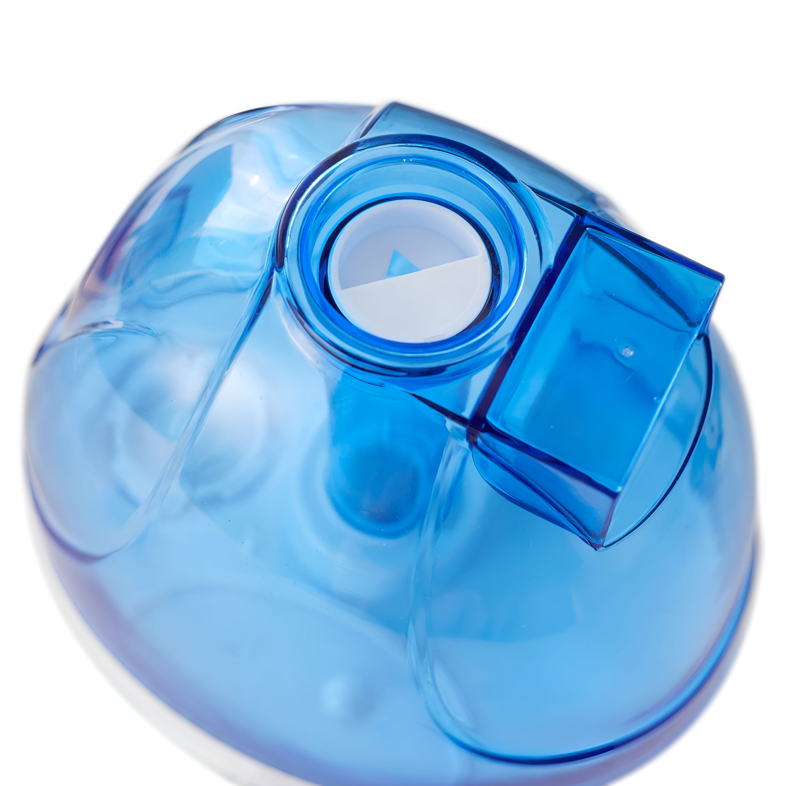 Eine blaue, transparente Wasserflasche mit weißem Deckel und blauem Griff. Weißer Hintergrund.