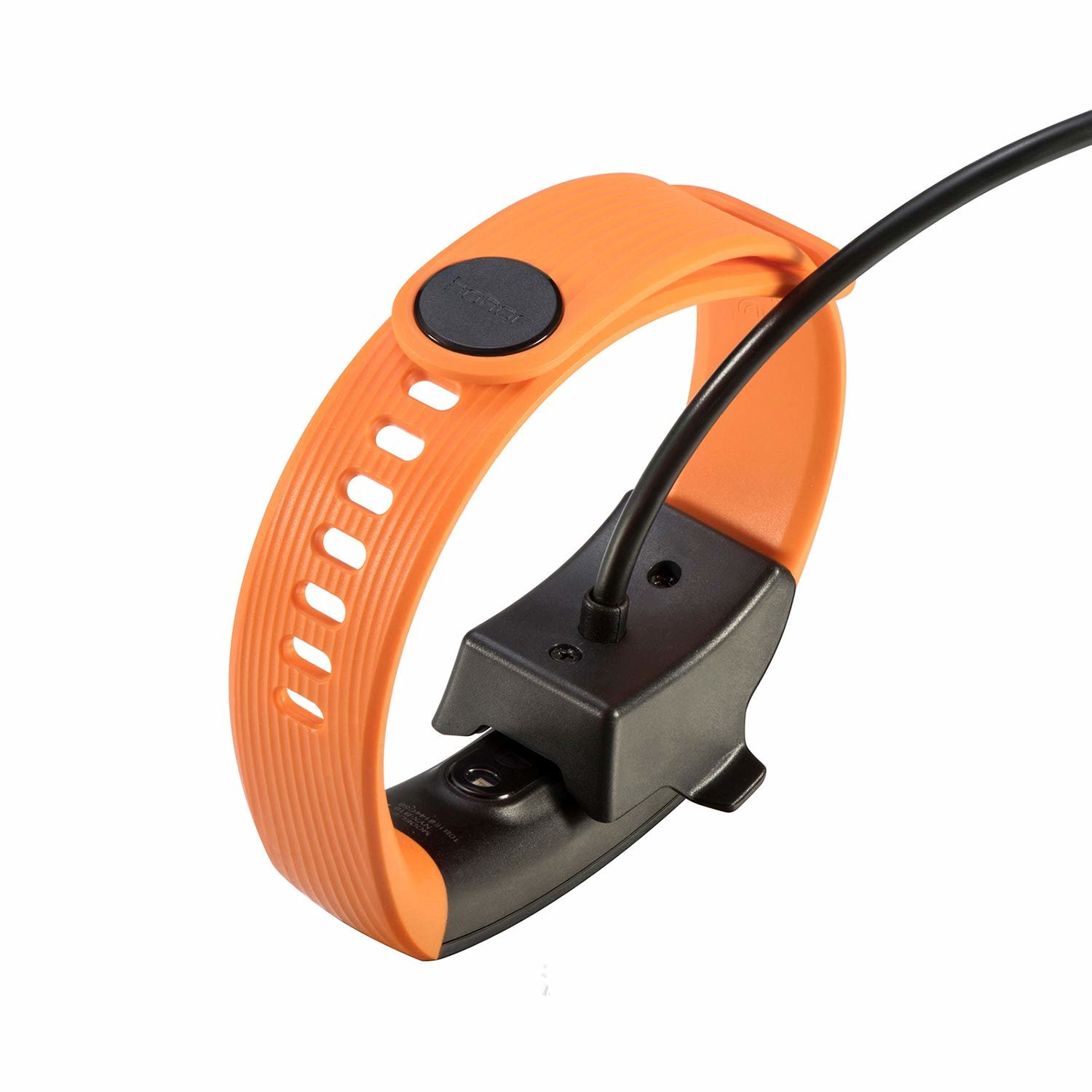 Ein orangefarbener Fitnesstracker, der auf einem schwarzen Ladegerät aufgeladen wird, isoliert auf Weiß.