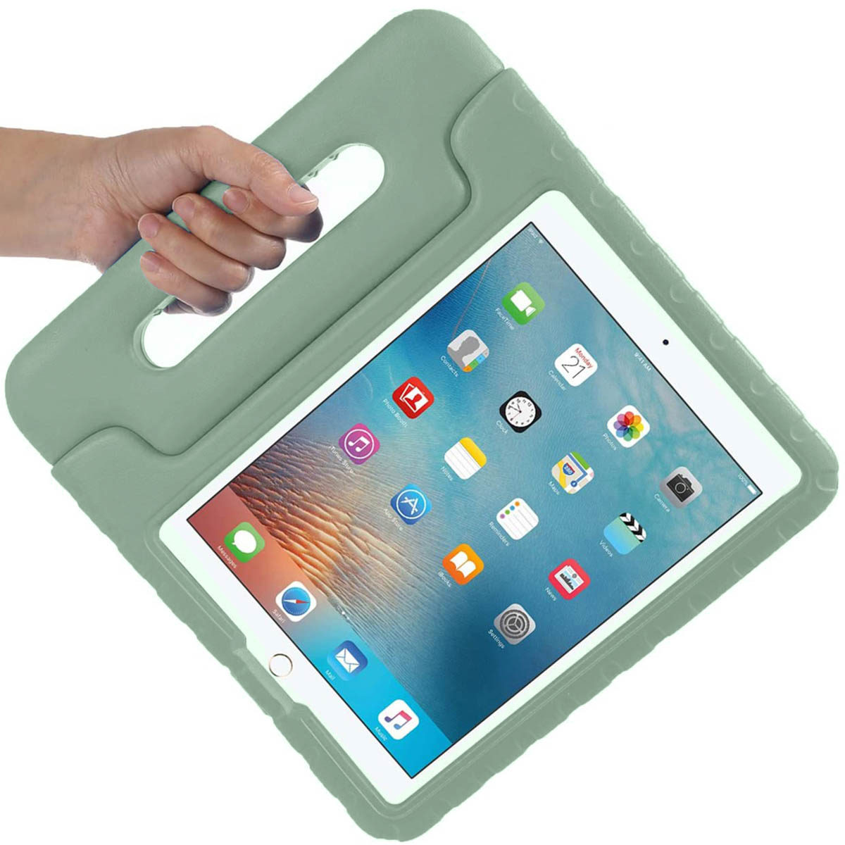 Une main tenant une tablette dans un étui vert, montrant son écran avec des applications.