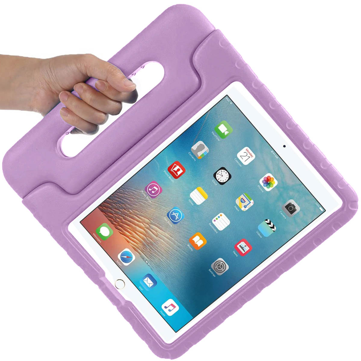 Une main tenant une tablette dans un étui violet, montrant son écran avec des applications.