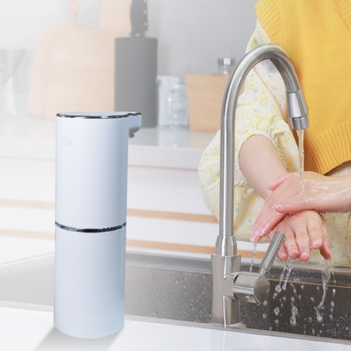 Weißer Seifenspender neben Wasserhahn und Person, die Hände wäscht.