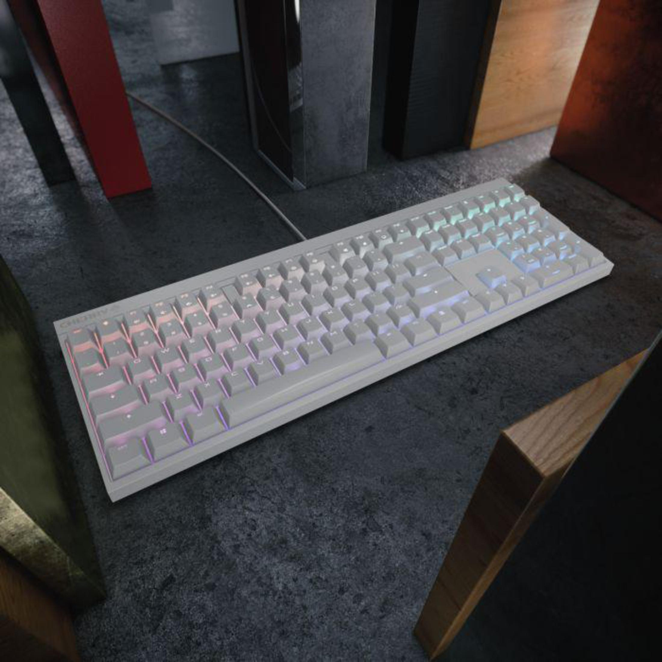 Tastiera bianca con illuminazione RGB, vista angolata.